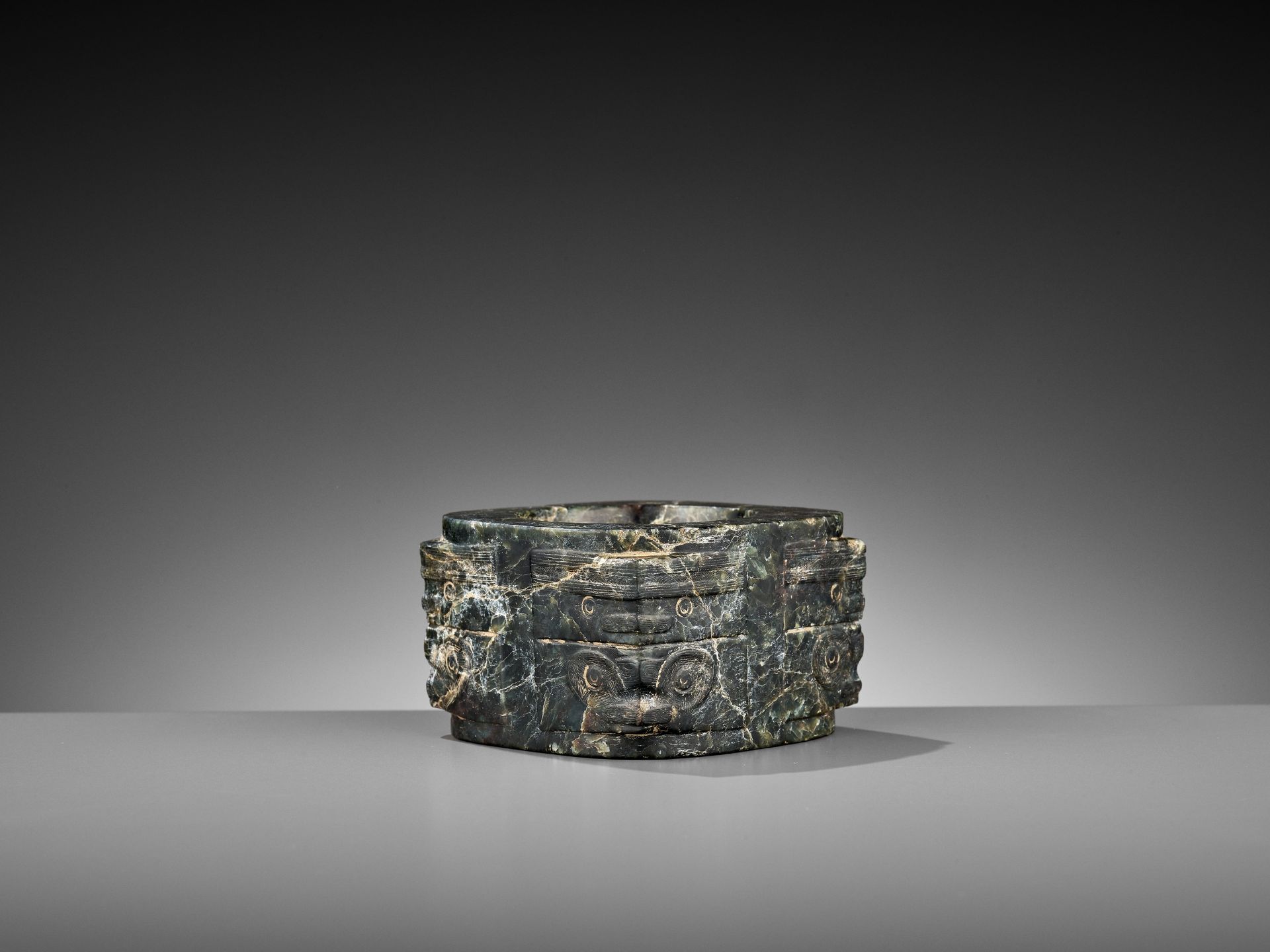 A MOTTLED GREEN JADE CONG, LIANGZHU CULTURE - Bild 8 aus 10