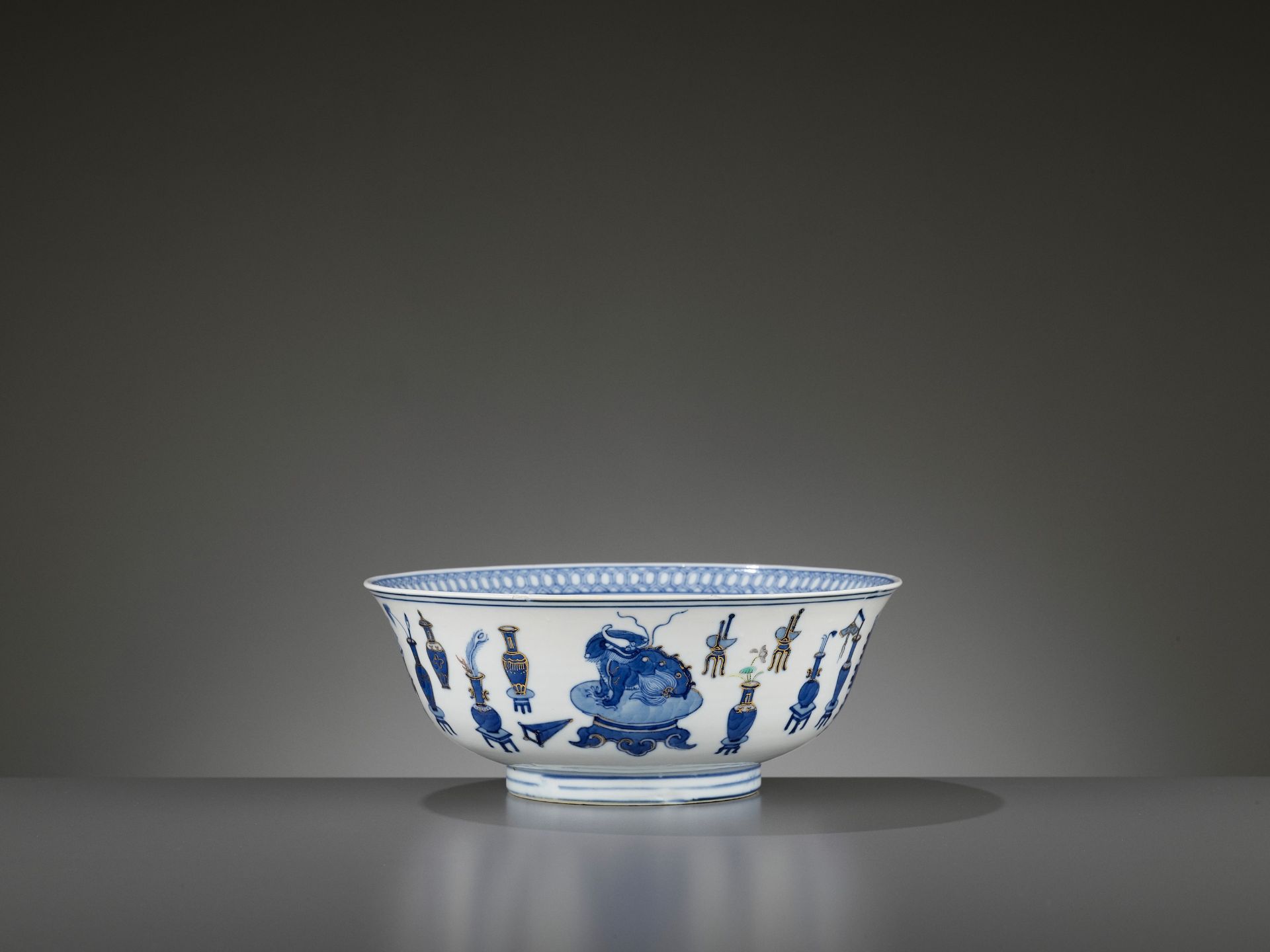 A GILT AND POLYCHROME ENAMELED 'HUNDRED ANTIQUES' BOWL, DAOGUANG MARK AND PERIOD - Image 3 of 8