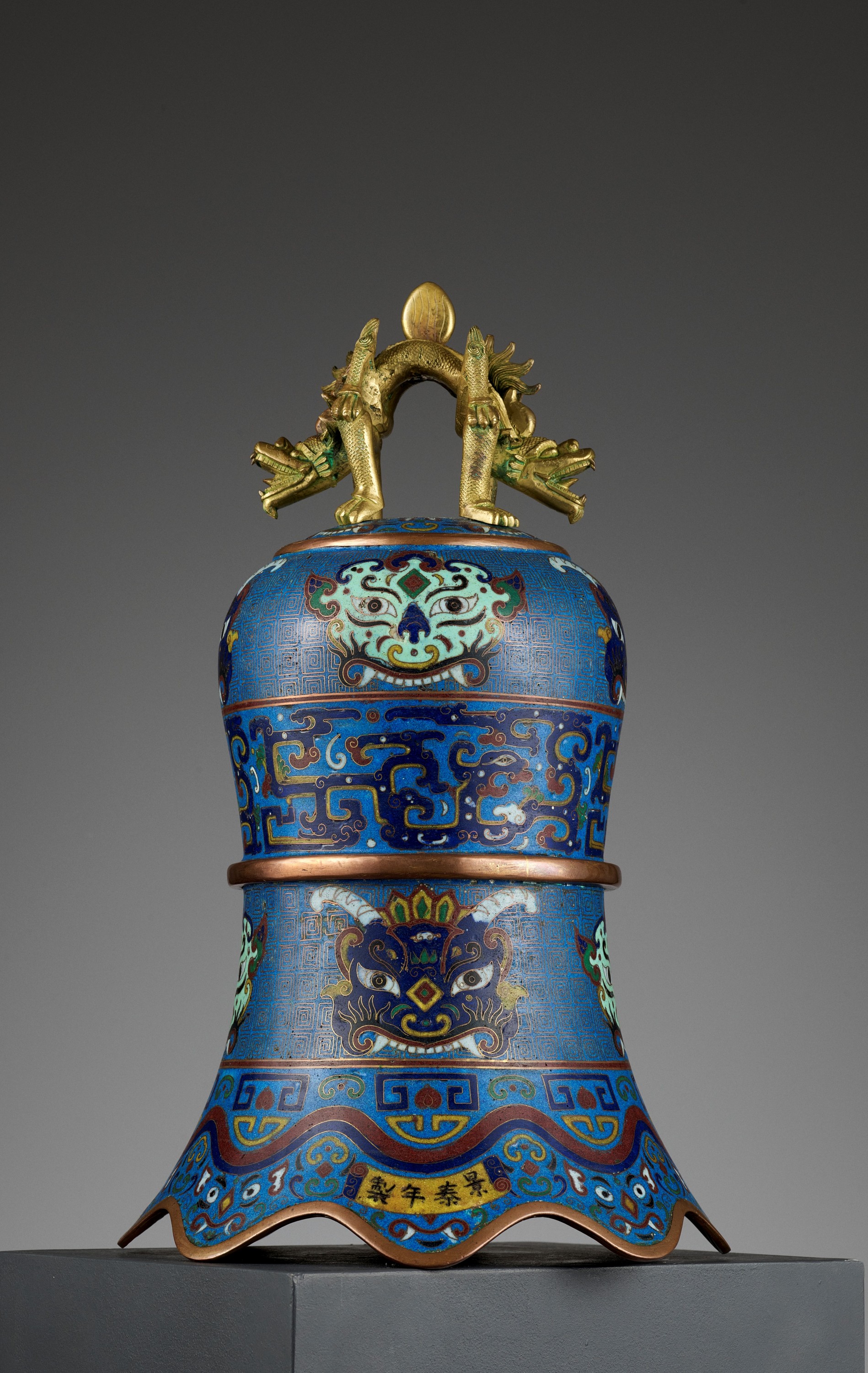 A MASSIVE CLOISONNE ENAMEL BELL, QING DYNASTY