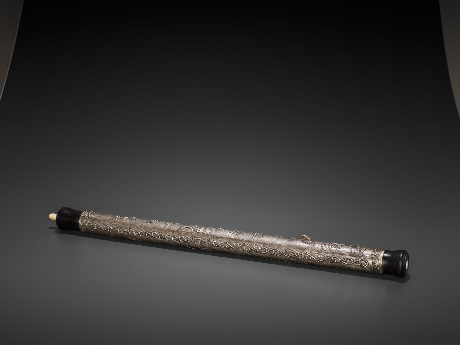 A HARDWOOD OPIUM PIPE WITH BONE, SILVER AND YIXING CERAMIC FITTINGS, LATE QING TO REPUBLIC - Bild 4 aus 7