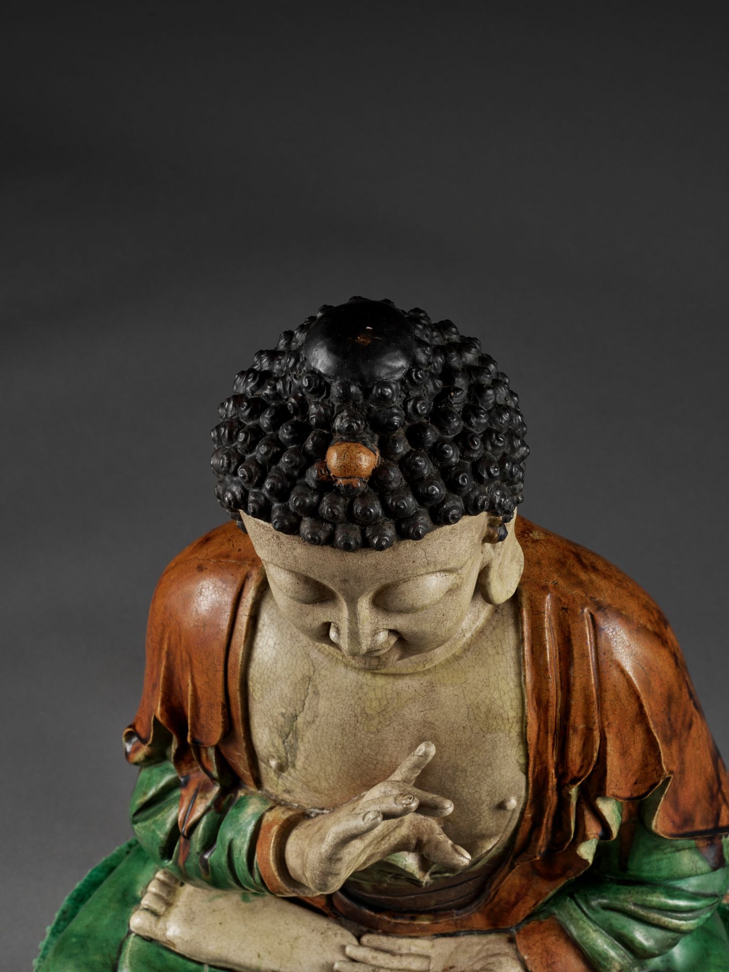 A MONUMENTAL SANCAI-GLAZED FIGURE OF BUDDHA SHAKYAMUNI, MING DYNASTY - Bild 8 aus 18