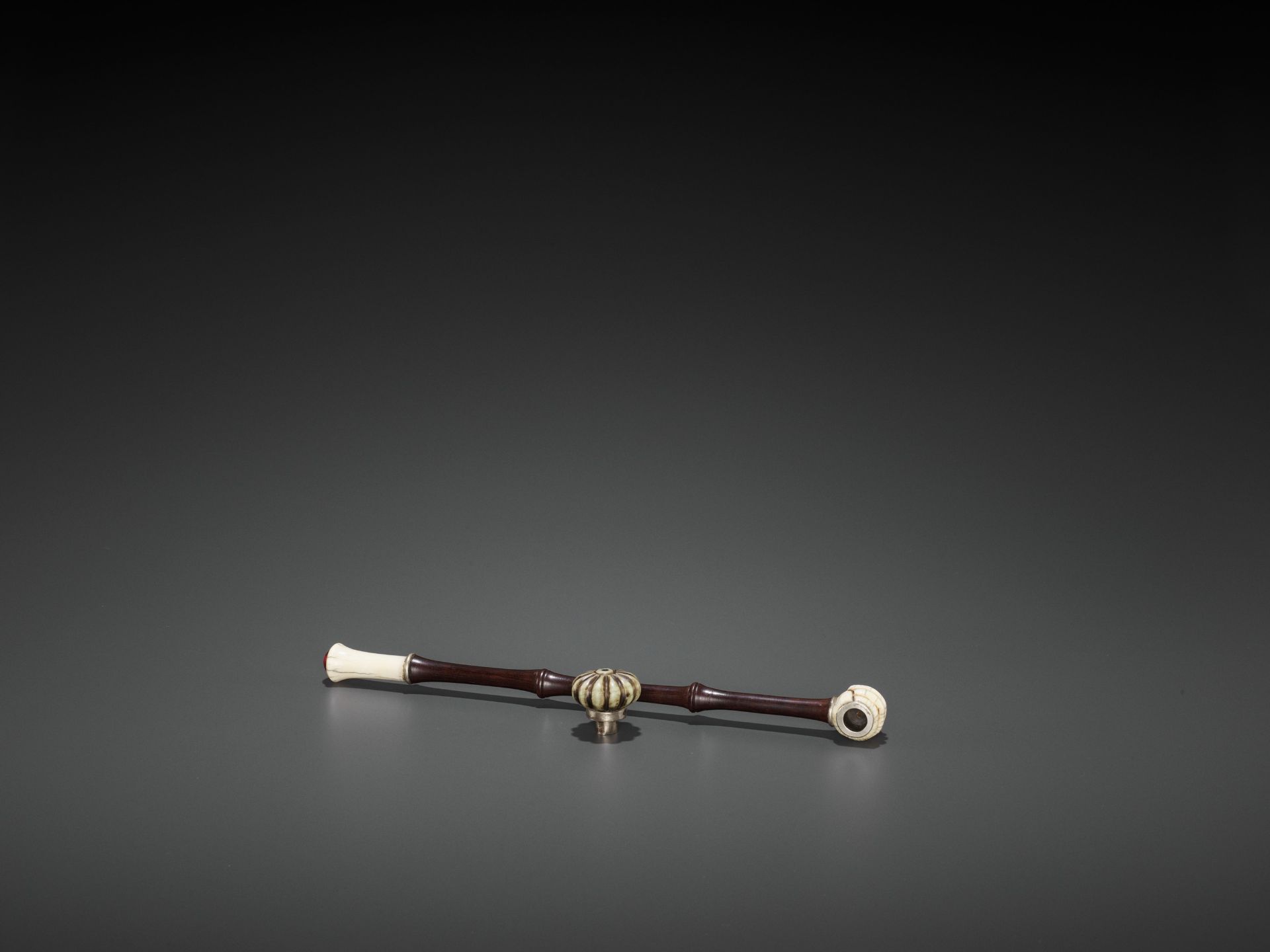 A HARDWOOD OPIUM PIPE WITH IVORY, HARDSTONE AND SILVERED COPPER FITTINGS, LATE QING TO REPUBLIC - Bild 2 aus 4