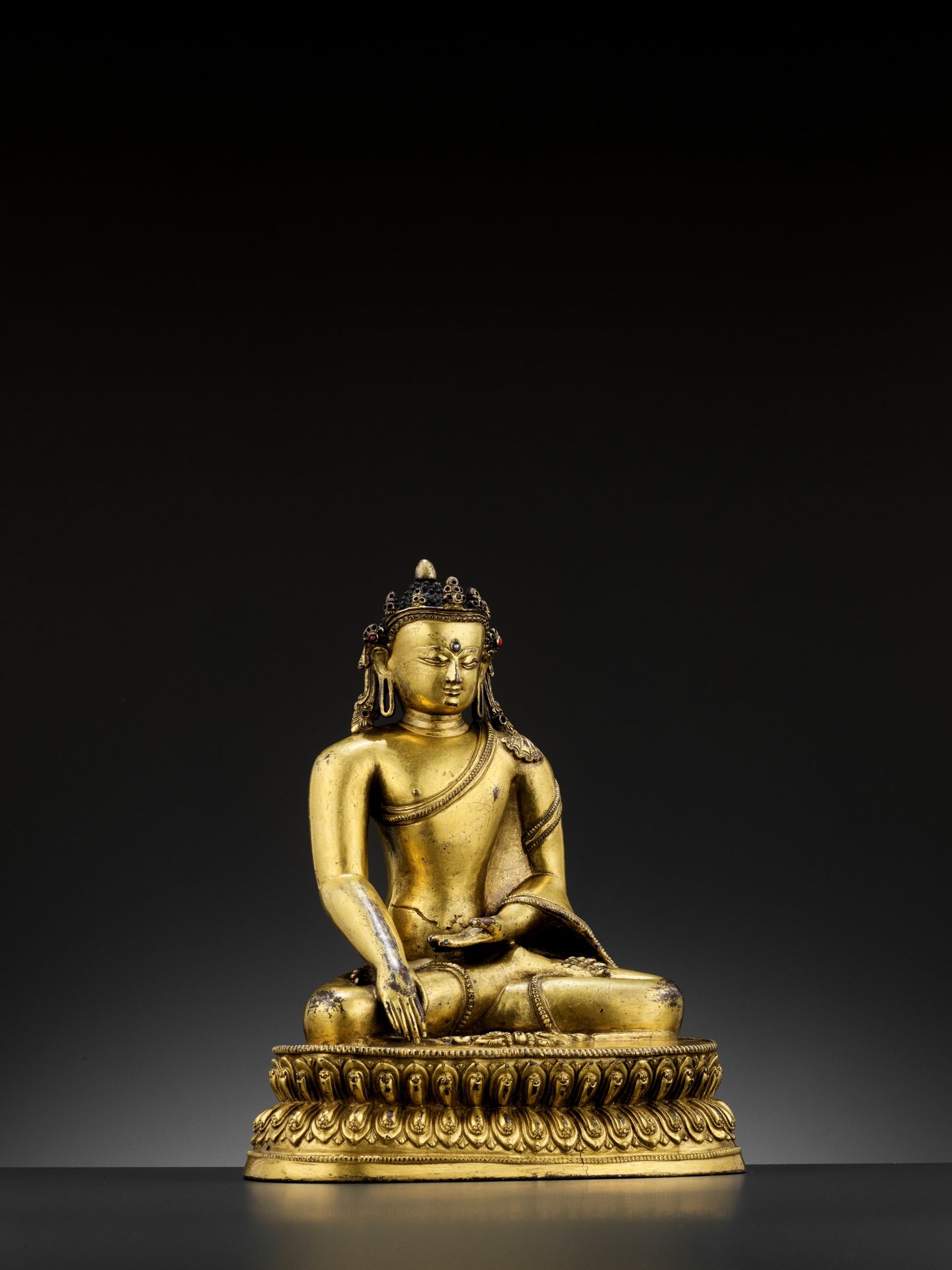 A GILT COPPER-ALLOY FIGURE OF A CROWNED BUDDHA, MALLA, 14TH - 15TH CENTURY - Bild 3 aus 14
