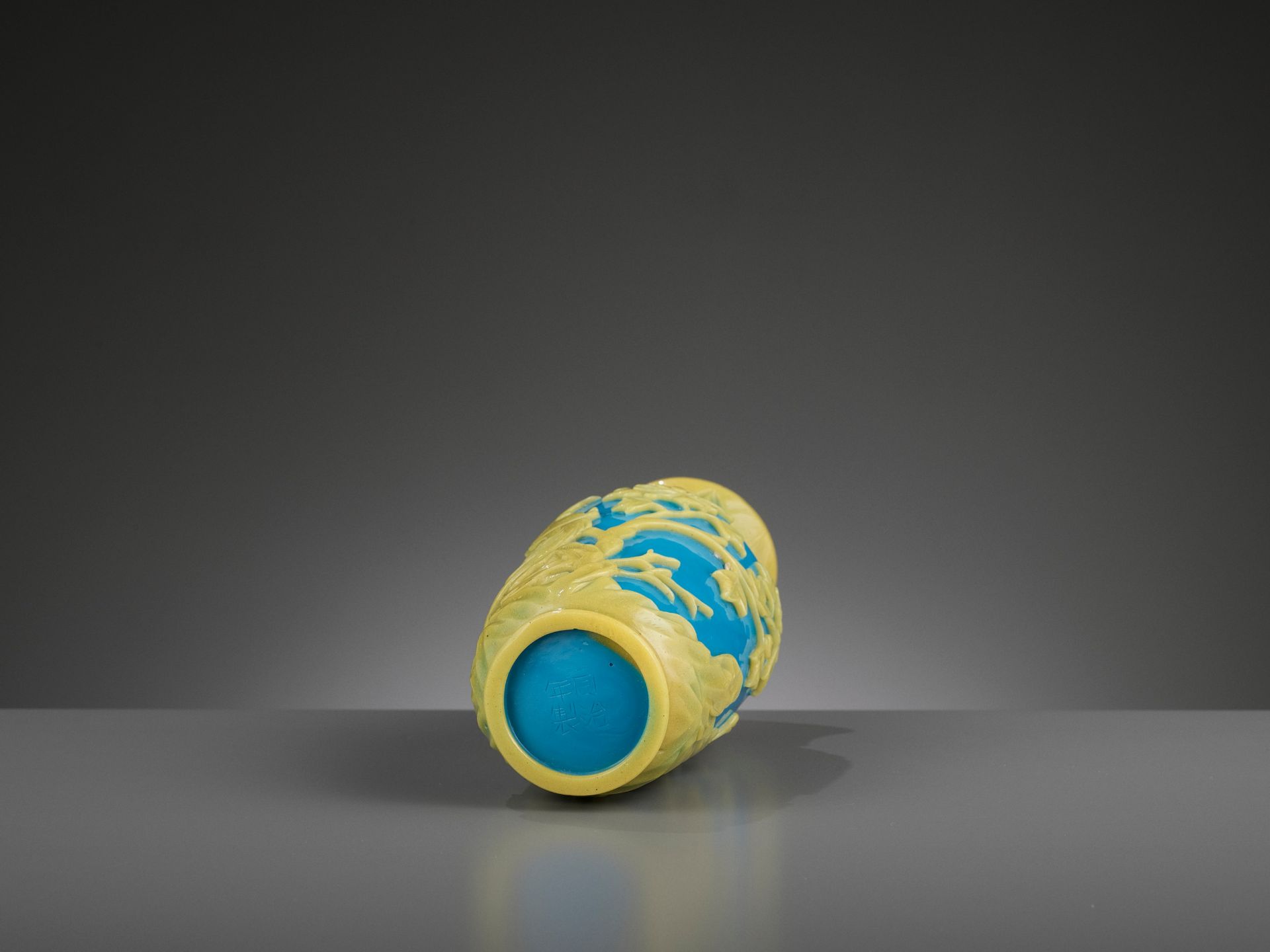 A YELLOW OVERLAY TURQUOISE GLASS VASE, TONGZHI MARK AND PERIOD - Image 8 of 9