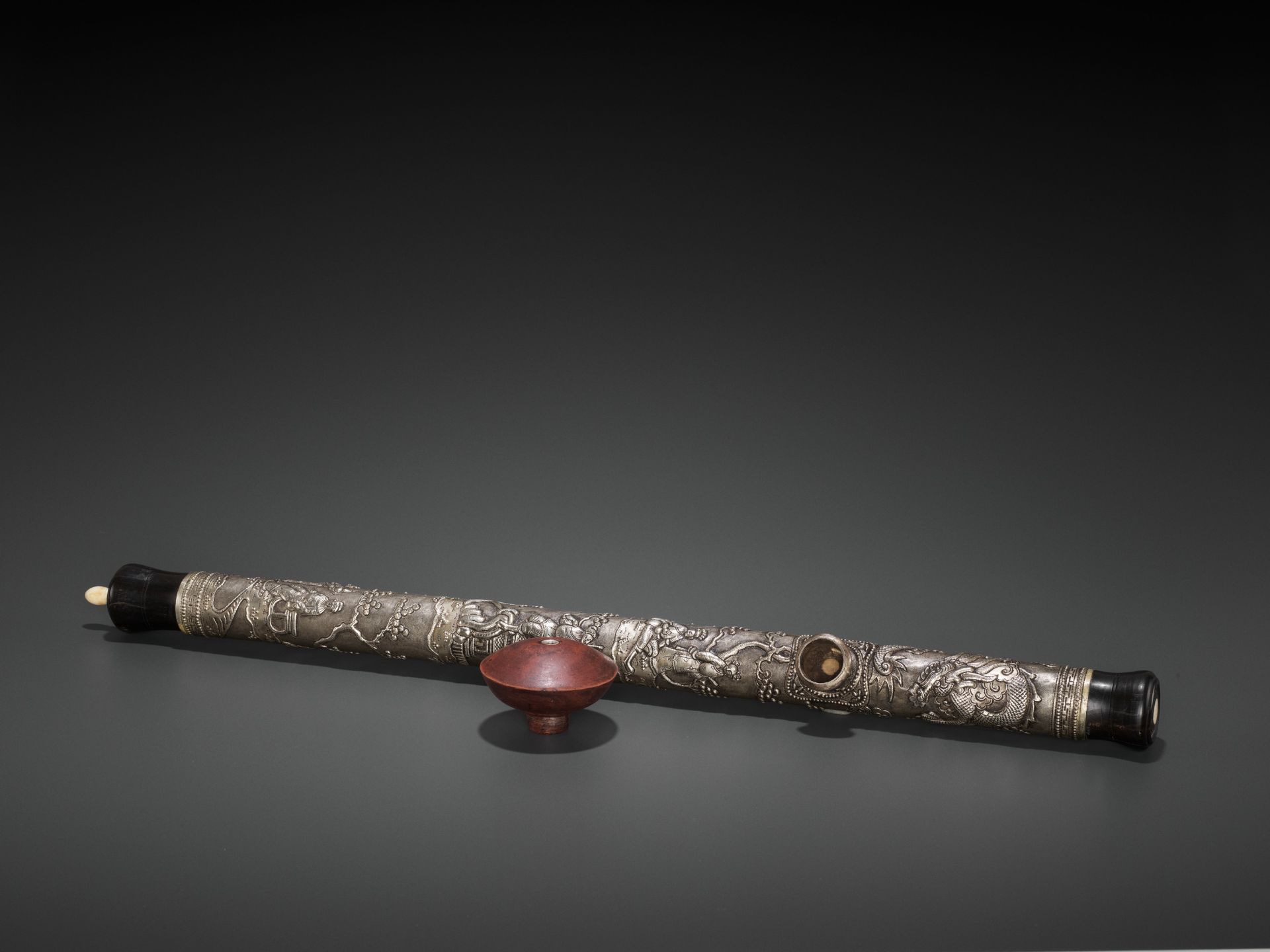 A HARDWOOD OPIUM PIPE WITH BONE, SILVER AND YIXING CERAMIC FITTINGS, LATE QING TO REPUBLIC - Bild 3 aus 7