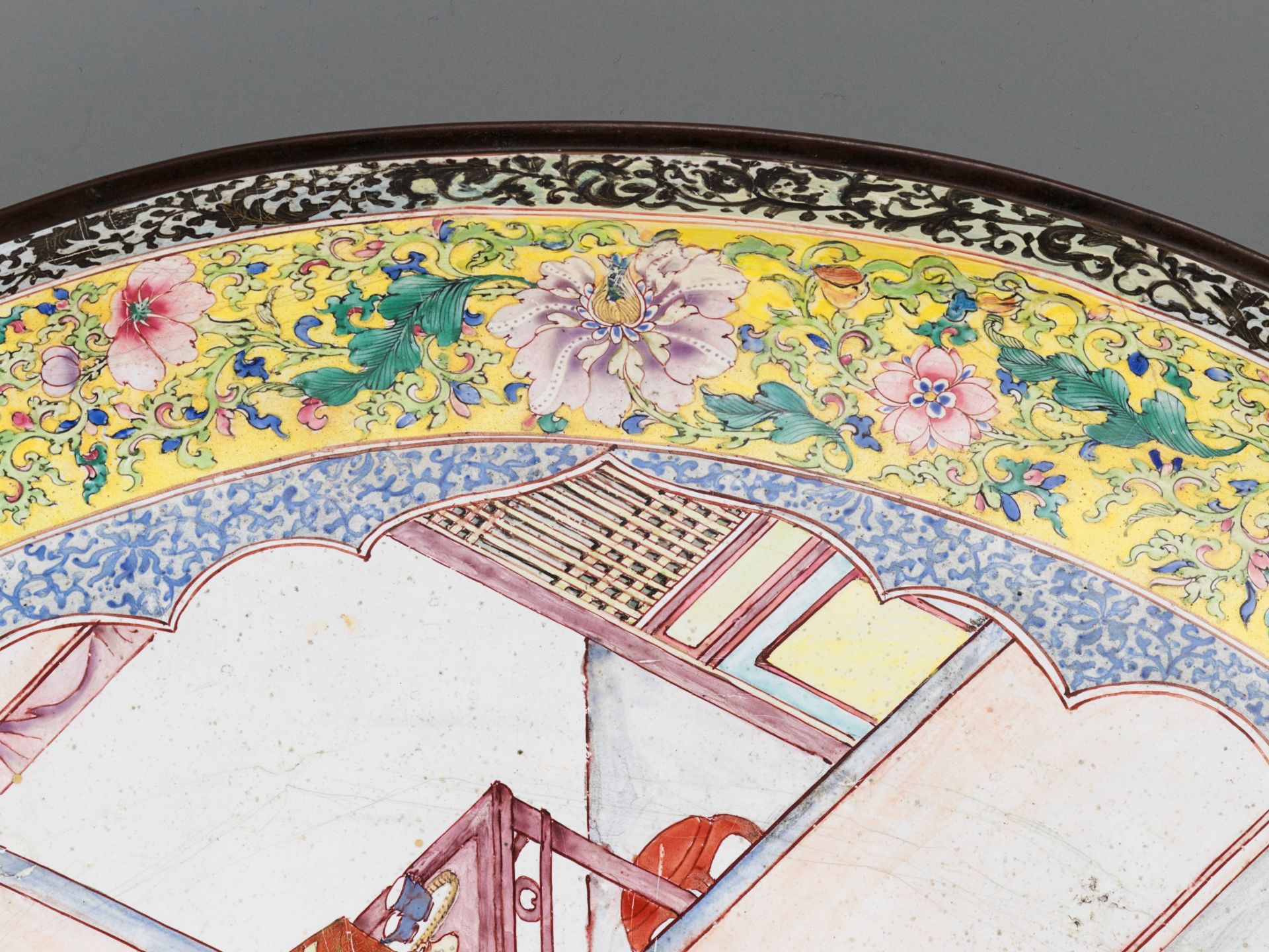 AN EXCEPTIONAL AND VERY LARGE CANTON ENAMEL ‘SCHOLARS’ DISH, EARLY 18TH CENTURY - Image 10 of 12