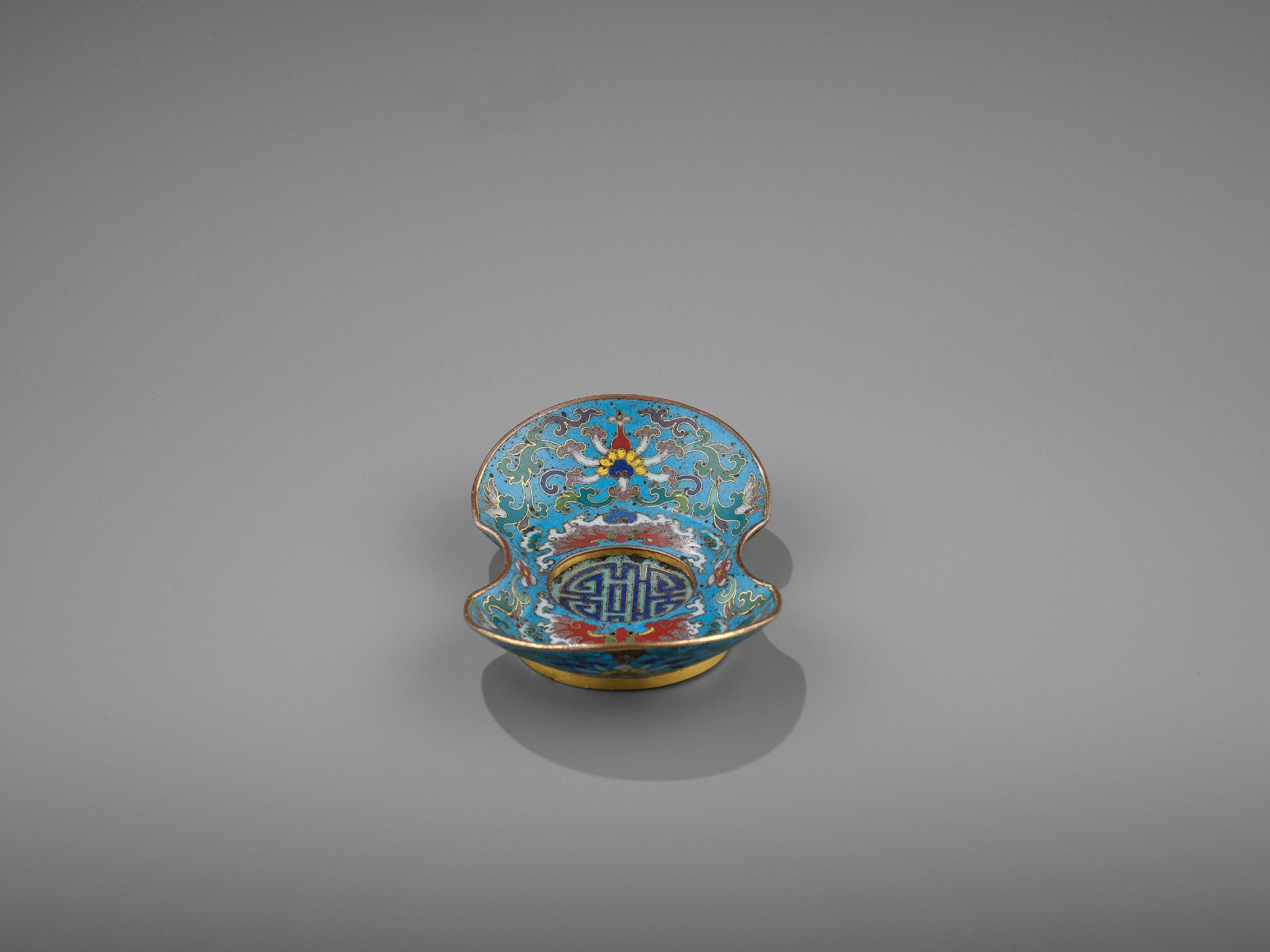 A CLOISONNE AND GILT-BRONZE 'DOUBLE HAPPINESS' CUP STAND, QIANLONG - Image 6 of 10