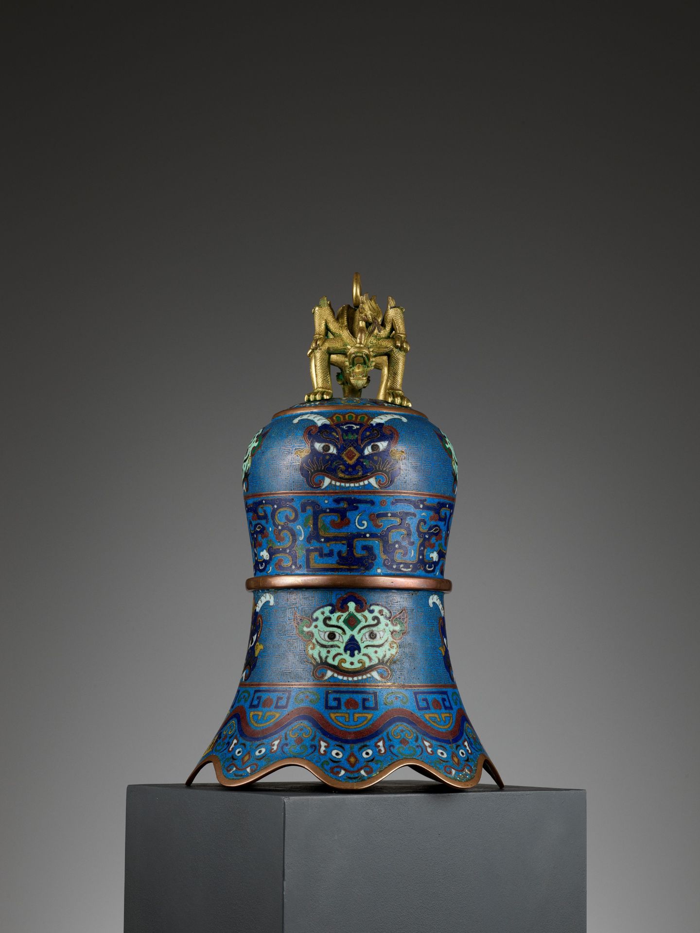 A MASSIVE CLOISONNE ENAMEL BELL, QING DYNASTY - Image 7 of 11