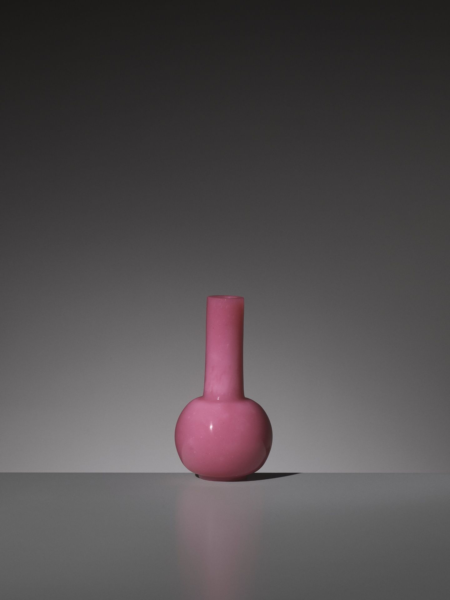 A PINK GLASS BOTTLE VASE, WHEEL-CUT MARK AND PERIOD OF QIANLONG