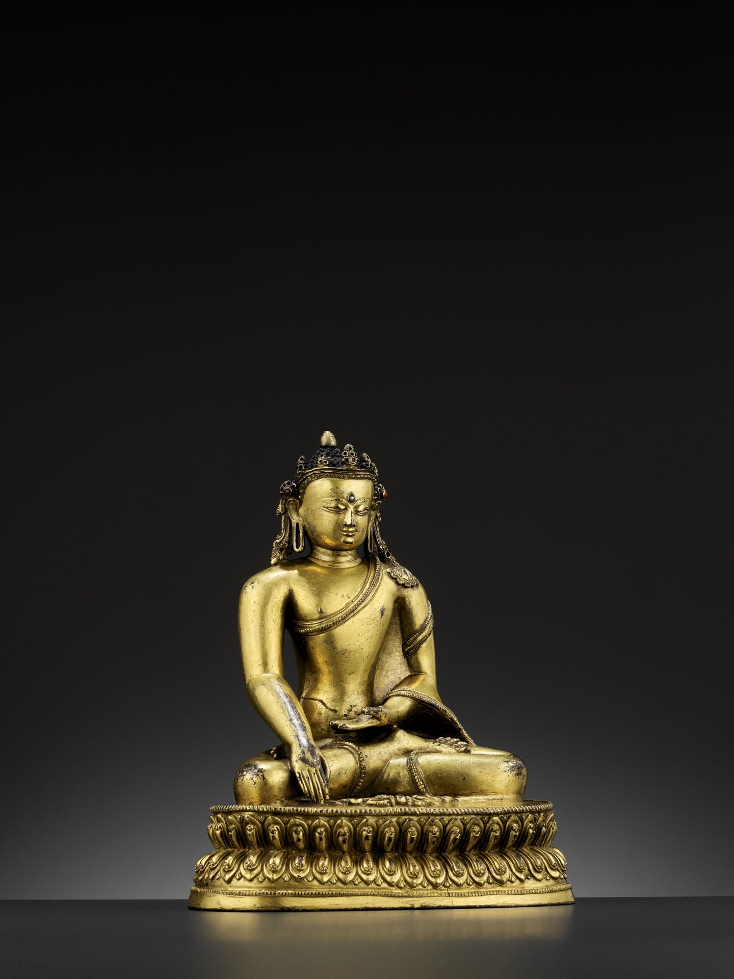 A GILT COPPER-ALLOY FIGURE OF A CROWNED BUDDHA, MALLA, 14TH - 15TH CENTURY - Bild 7 aus 14