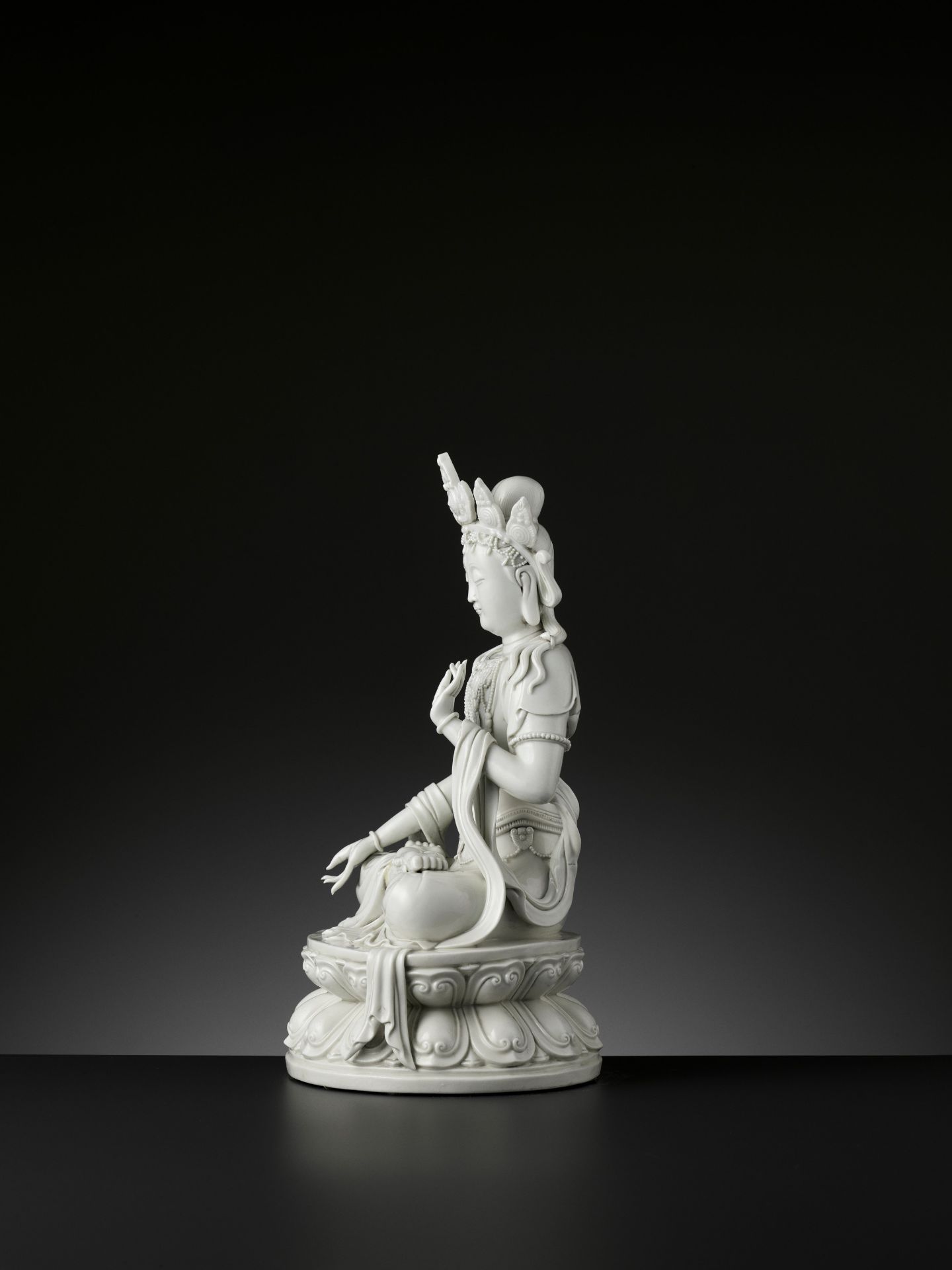 A DEHUA PORCELAIN FIGURE OF MAITREYA, QING DYNASTY - Bild 7 aus 15