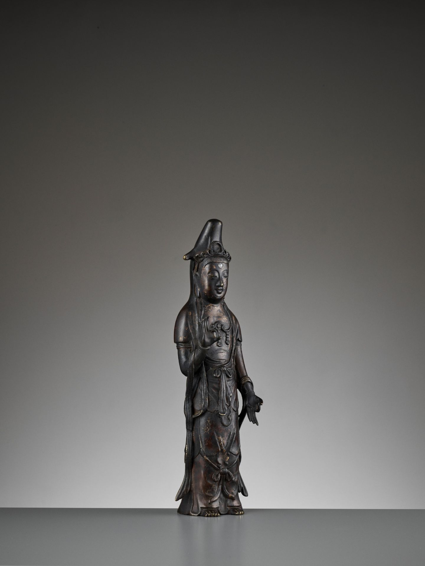 A JAPANESE BRONZE FIGURE OF KANNON, EDO PERIOD - Image 3 of 9