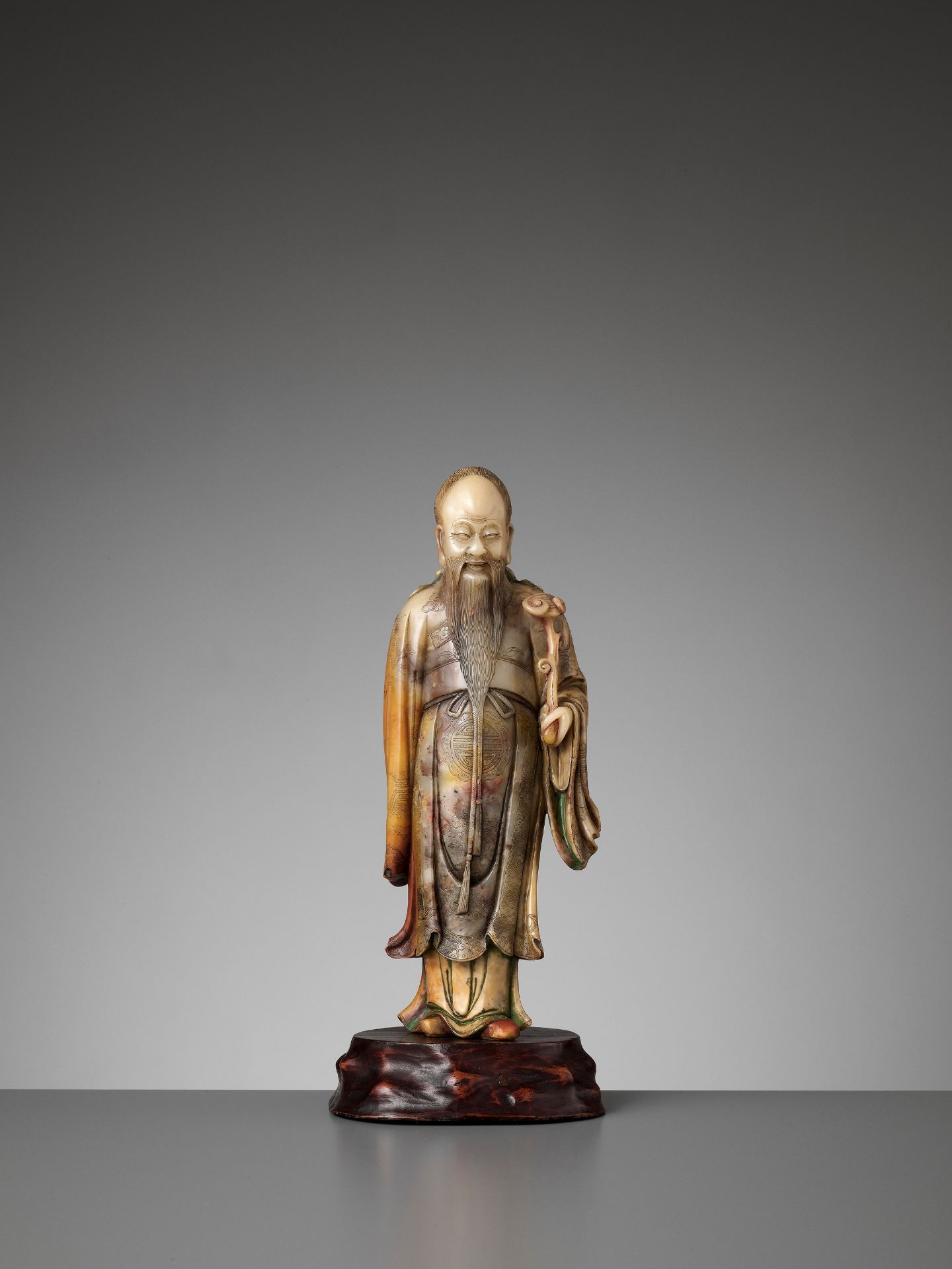 A CARVED SOAPSTONE FIGURE OF SHOULAO, MID-QING - Bild 3 aus 13