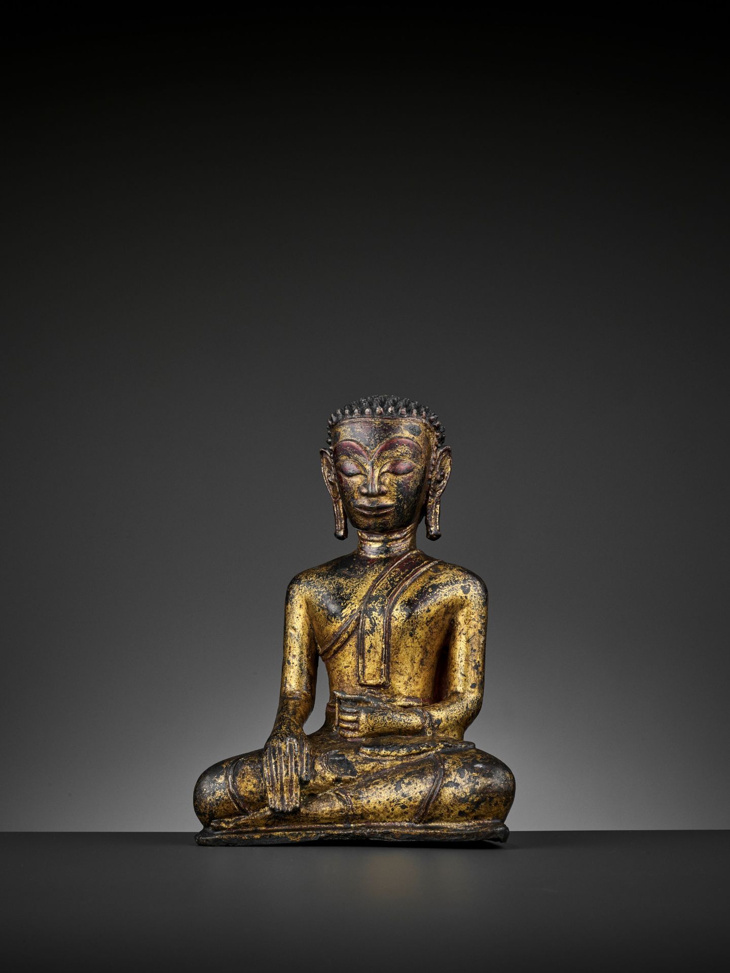 A HEAVILY CAST, GILT-LACQUERED BRONZE OF BUDDHA, 17TH-18TH CENTURY - Bild 7 aus 11