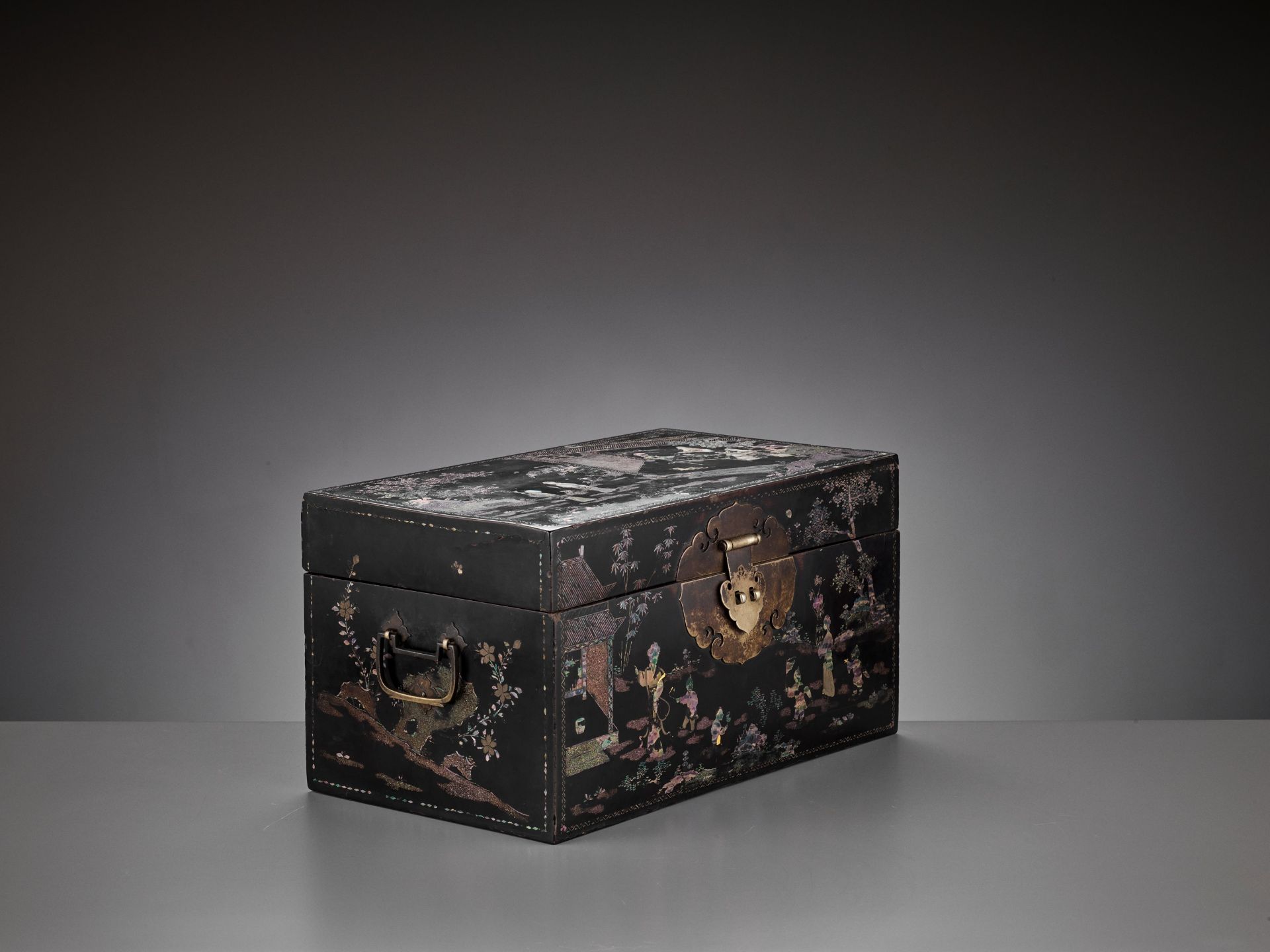 A RARE AND IMPORTANT MOTHER-OF-PEARL AND GOLD-FOIL INLAID 'ZHUAZHOU' BLACK LACQUER BOX AND COVER, LA - Bild 6 aus 15