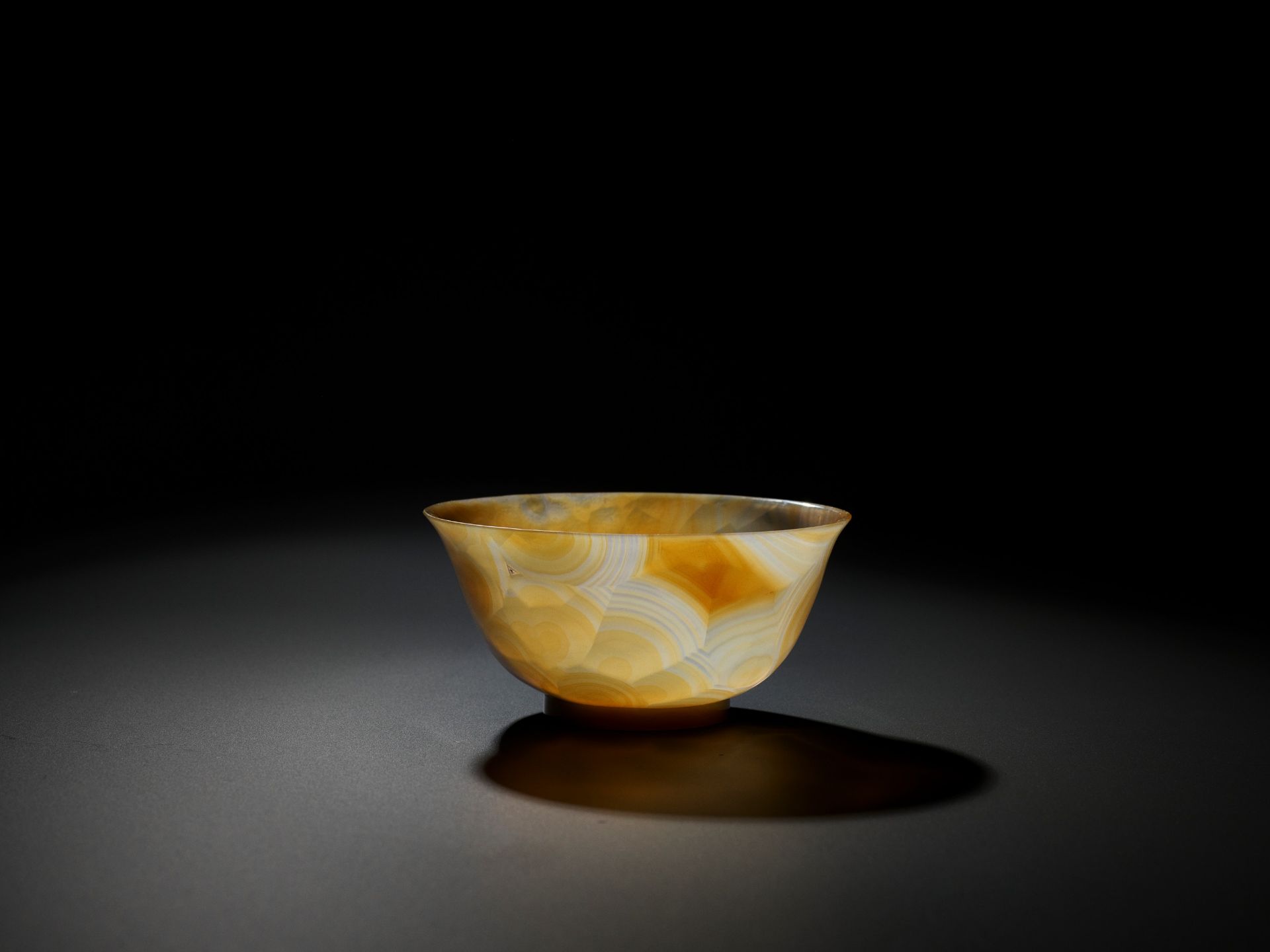 A TRANSLUCENT BANDED AGATE BOWL, QING DYNASTY - Image 10 of 14