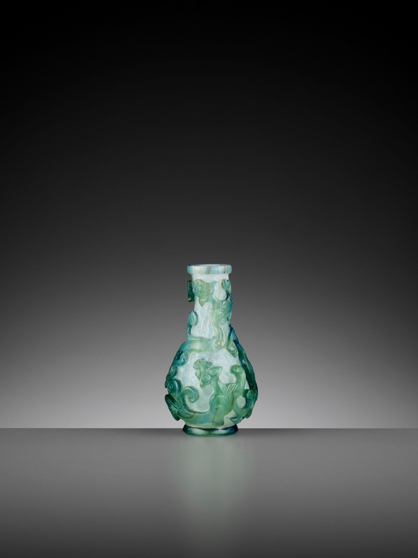 AN AQUAMARINE OVERLAY 'CHILONG' MINIATURE VASE, YUHUCHUNPING, QING - Bild 7 aus 13