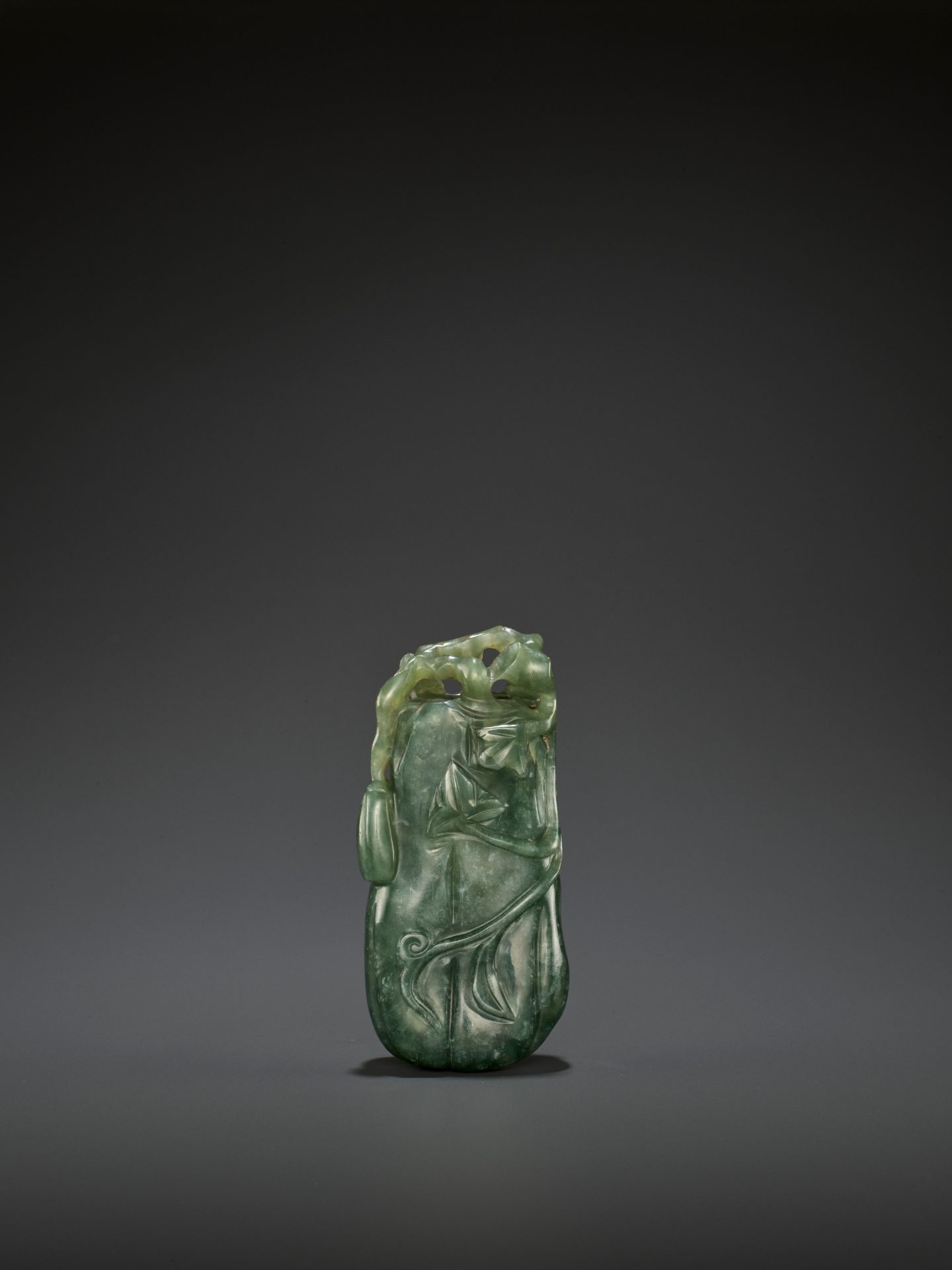 A DARK GREEN JADEITE 'MELON' SOLIFLORE VASE, QING - Bild 2 aus 9