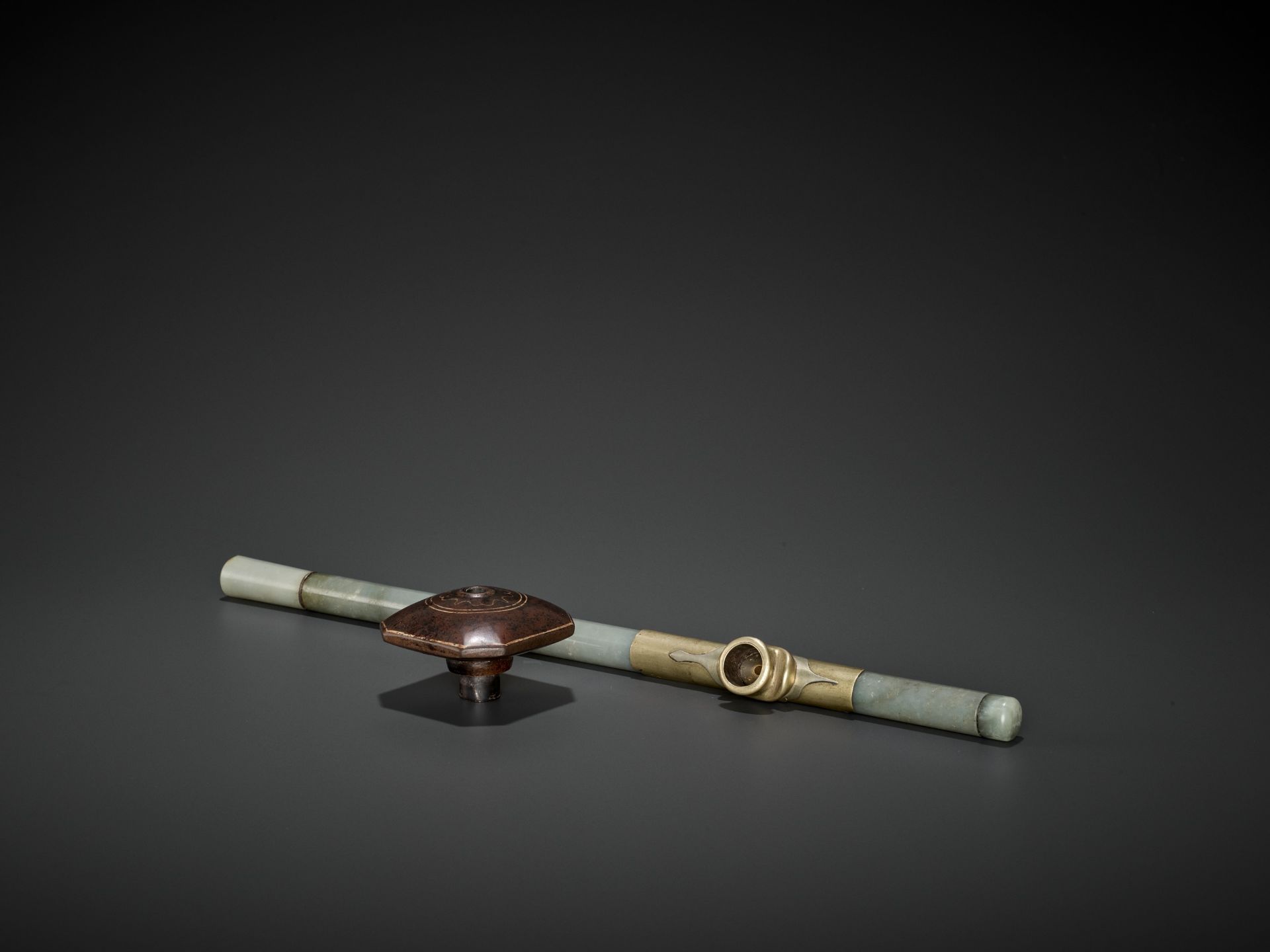 A JADE OPIUM PIPE, QING DYNASTY - Bild 3 aus 6