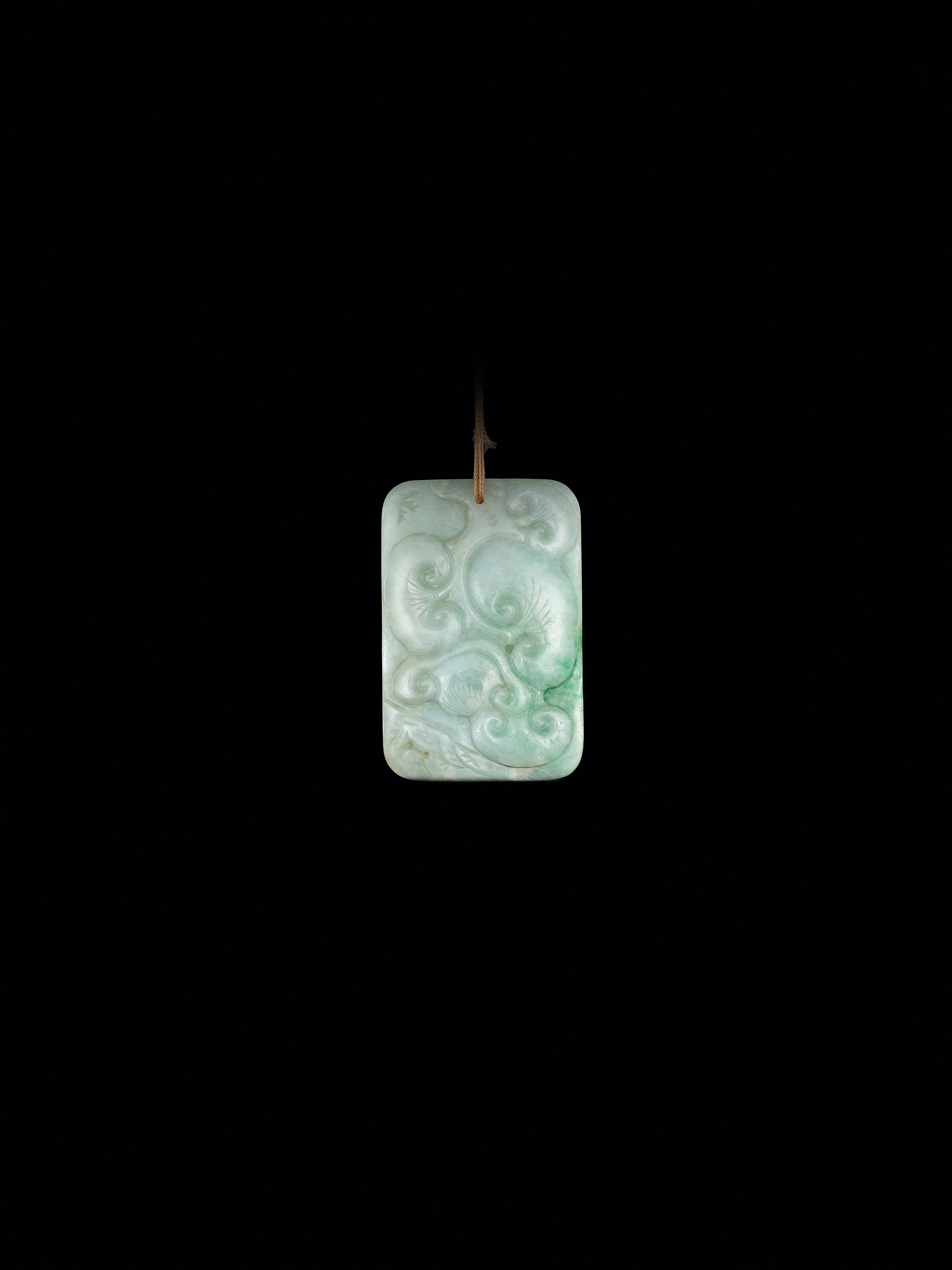 AN APPLE- AND EMERALD-GREEN JADEITE 'LINGZHI' PLAQUE, QING DYNASTY - Image 2 of 5