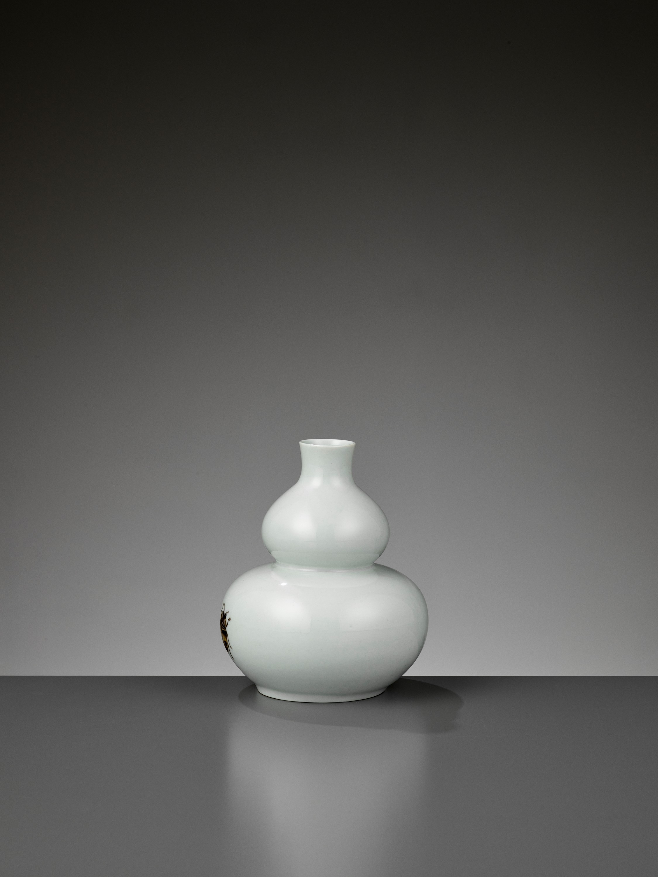 A 'TROMPE L'OEIL' PORCELAIN DOUBLE-GOURD VASE WITH A CICADA, BY MIDDLE KINGDOM PORCELAIN - Image 5 of 9