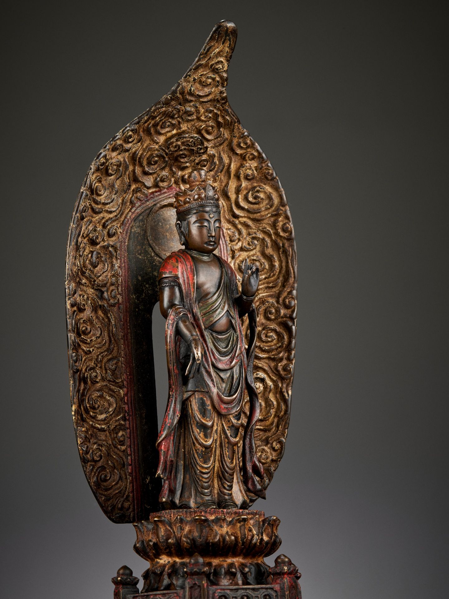 A POLYCHROME ENAMELED BRONZE FIGURE OF KANNON BOSATSU, LATE EDO PERIOD - Image 2 of 10