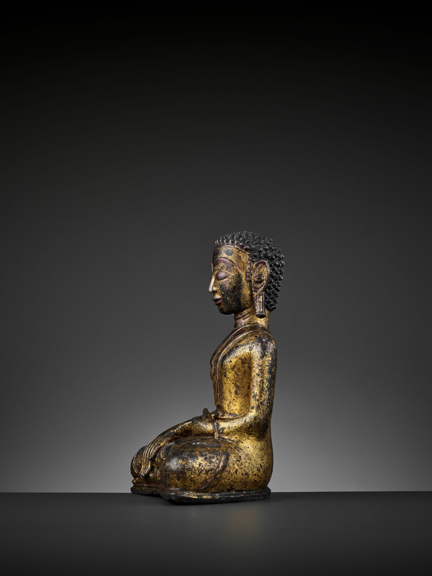 A HEAVILY CAST, GILT-LACQUERED BRONZE OF BUDDHA, 17TH-18TH CENTURY - Bild 9 aus 11