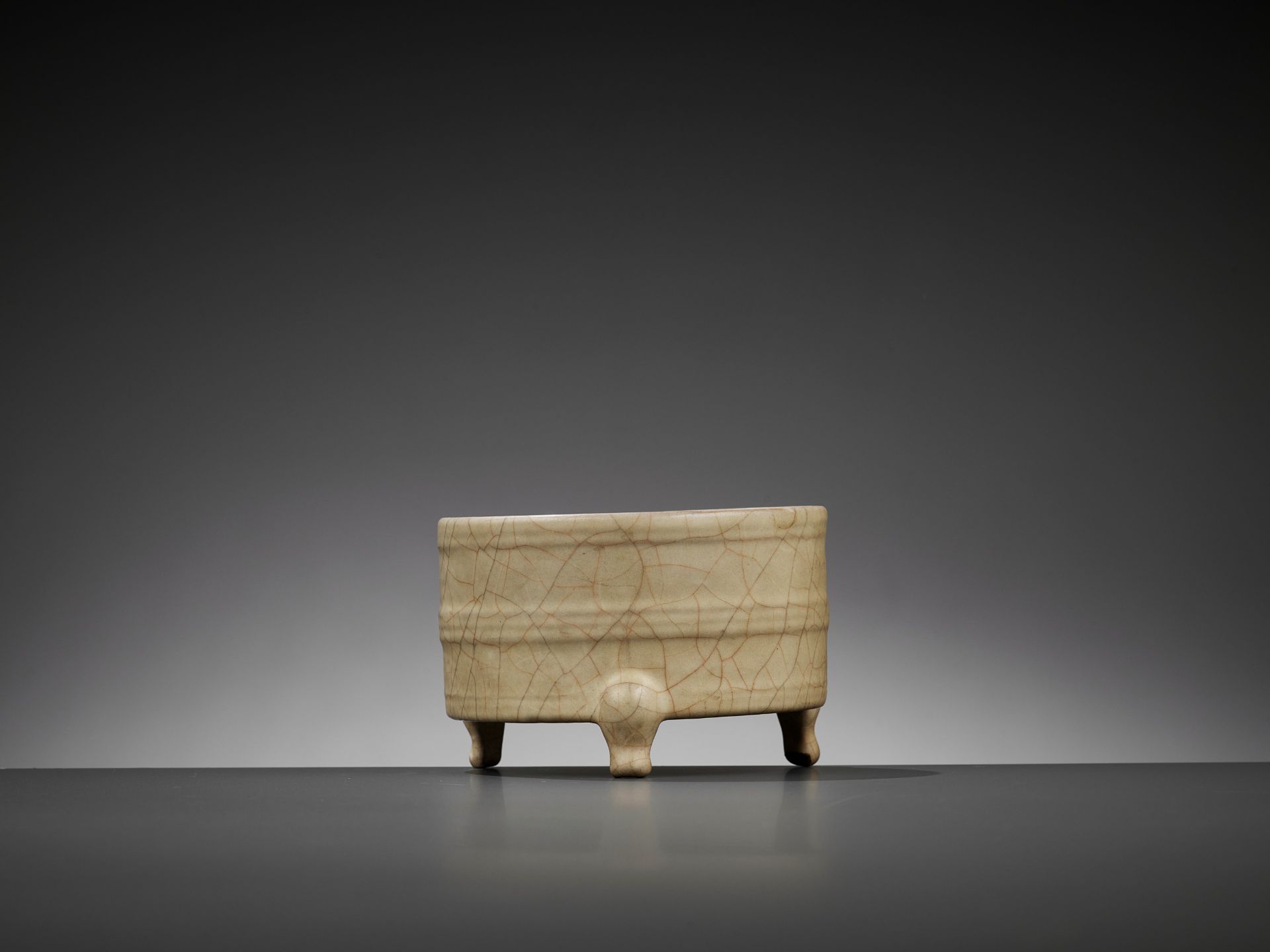 A GUAN-TYPE 'LIAN' TRIPOD CENSER, SONG DYNASTY - Image 4 of 16