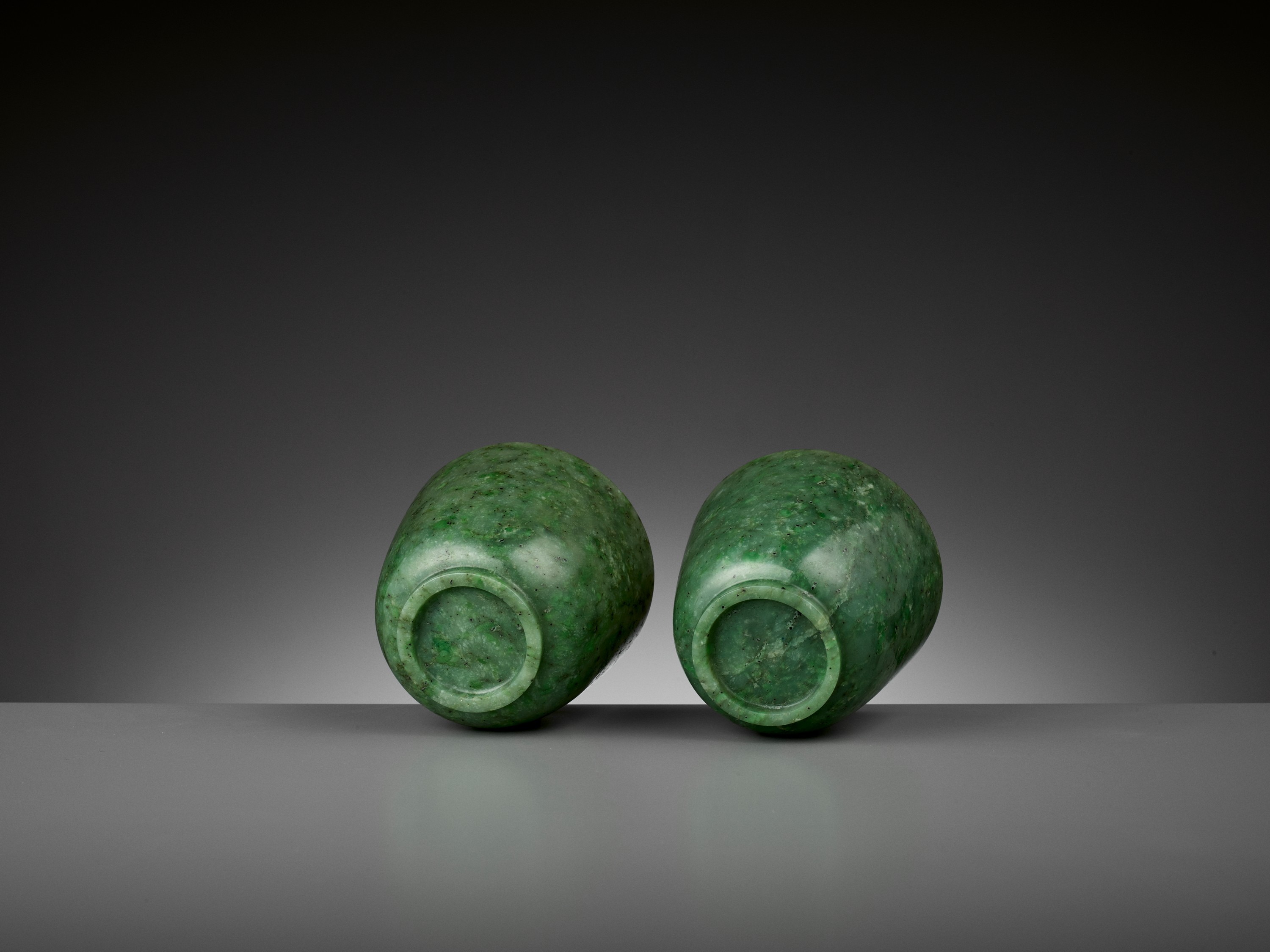 A PAIR OF SPINACH-GREEN JADE CUPS, QING DYNASTY - Image 7 of 8