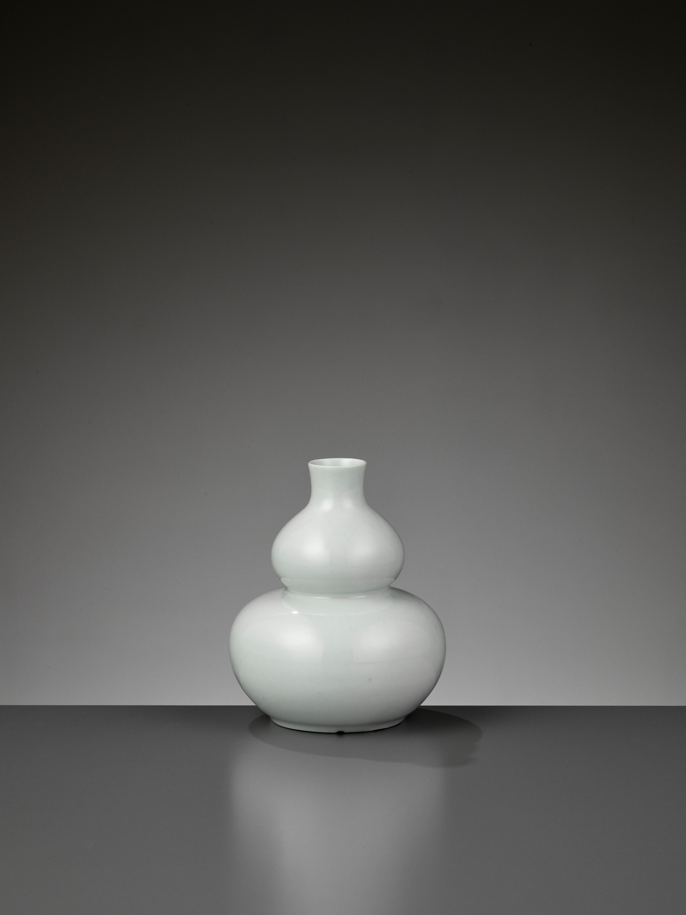 A 'TROMPE L'OEIL' PORCELAIN DOUBLE-GOURD VASE WITH A CICADA, BY MIDDLE KINGDOM PORCELAIN - Image 6 of 9