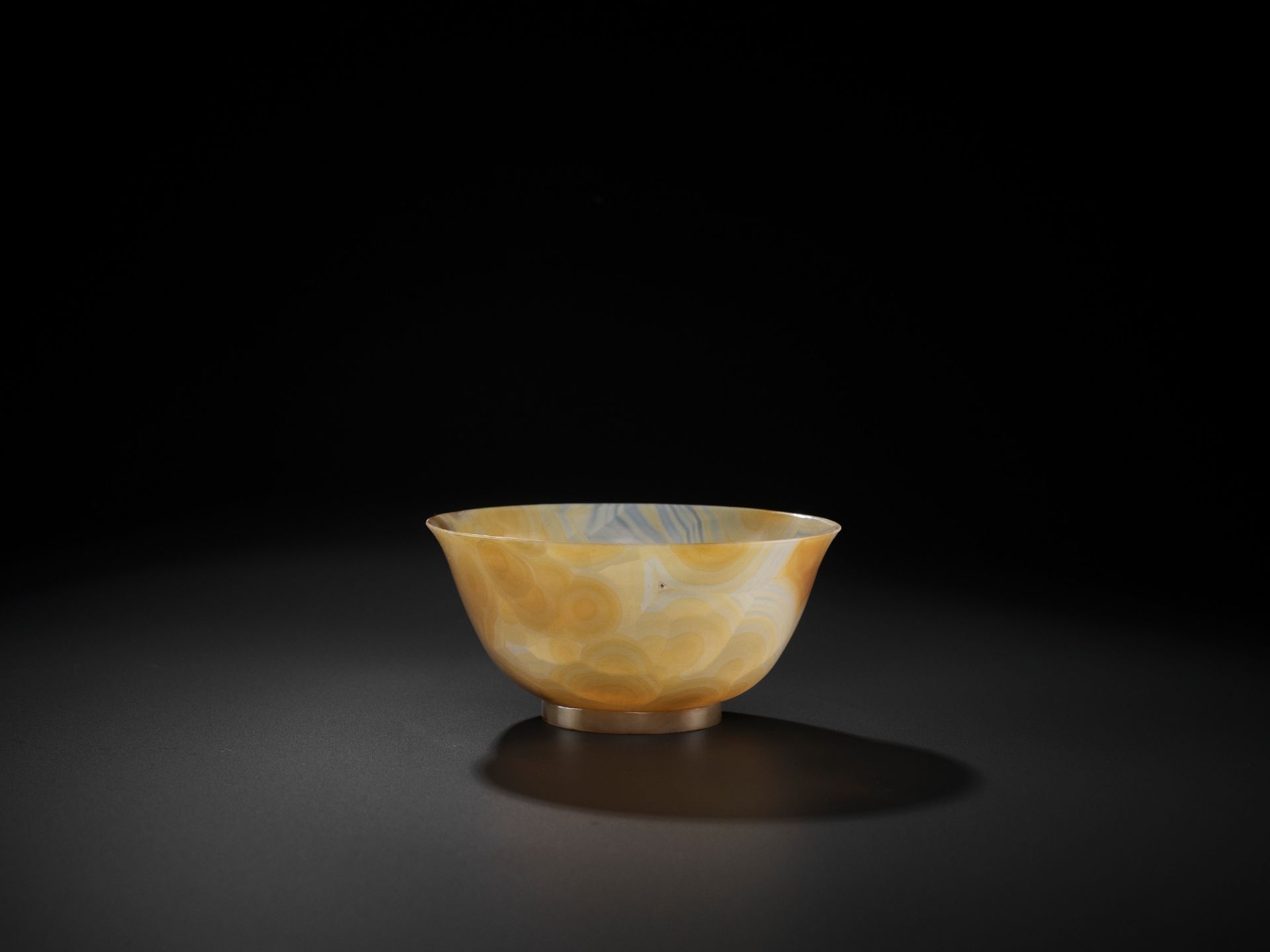 A TRANSLUCENT BANDED AGATE BOWL, QING DYNASTY - Image 9 of 14