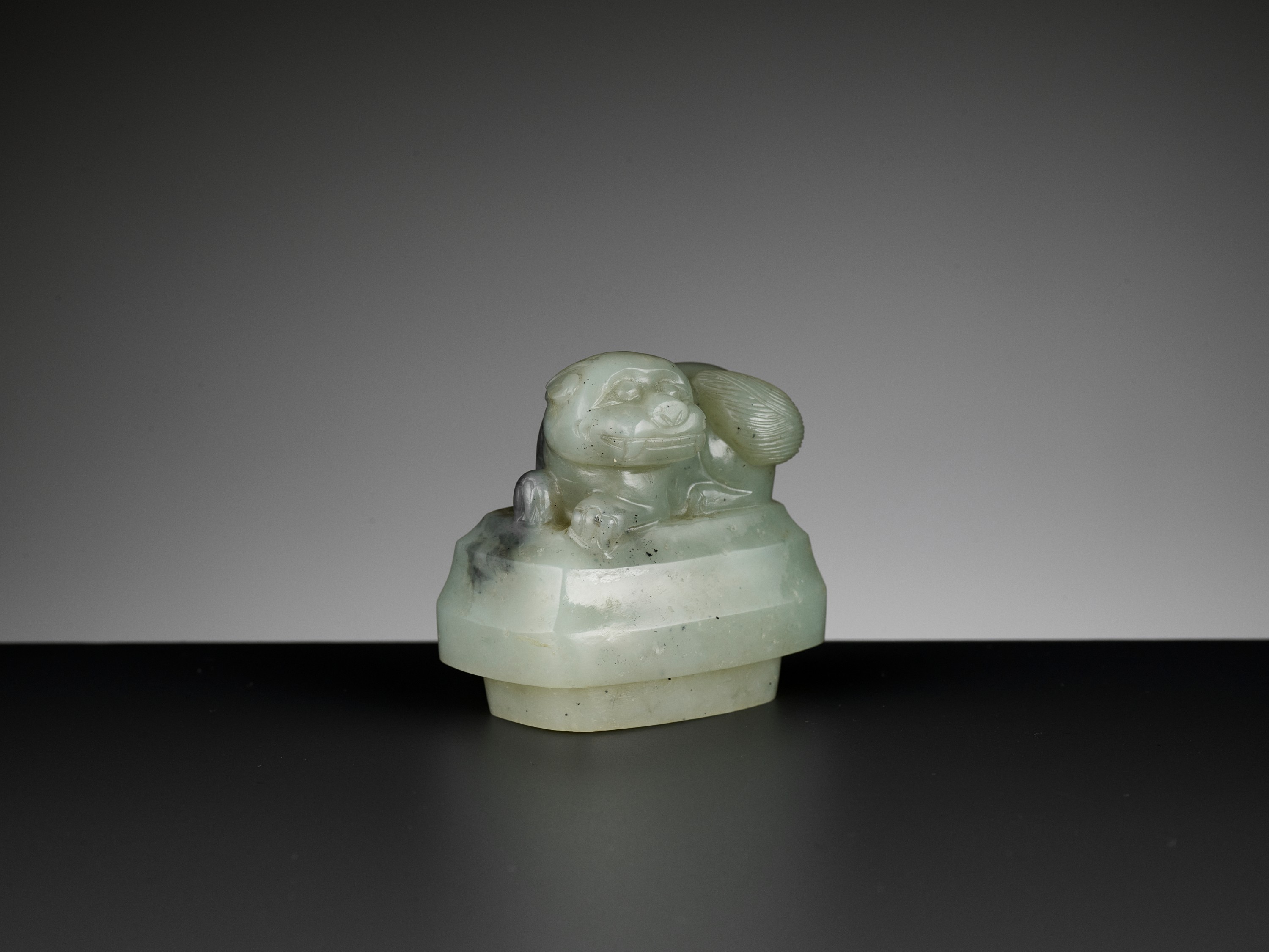 A CELADON AND GREY JADE BALUSTER VASE AND COVER, QING DYNASTY - Image 12 of 15