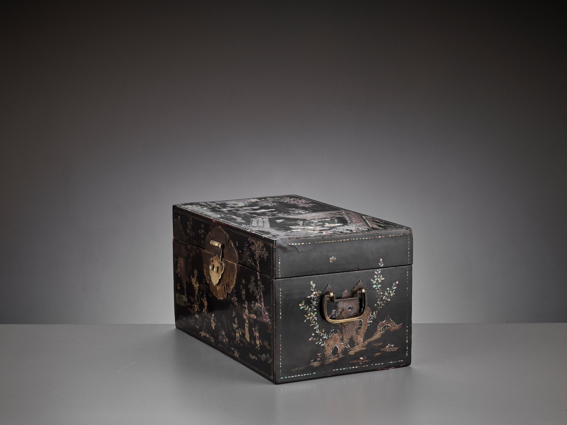 A RARE AND IMPORTANT MOTHER-OF-PEARL AND GOLD-FOIL INLAID 'ZHUAZHOU' BLACK LACQUER BOX AND COVER, LA - Bild 13 aus 15
