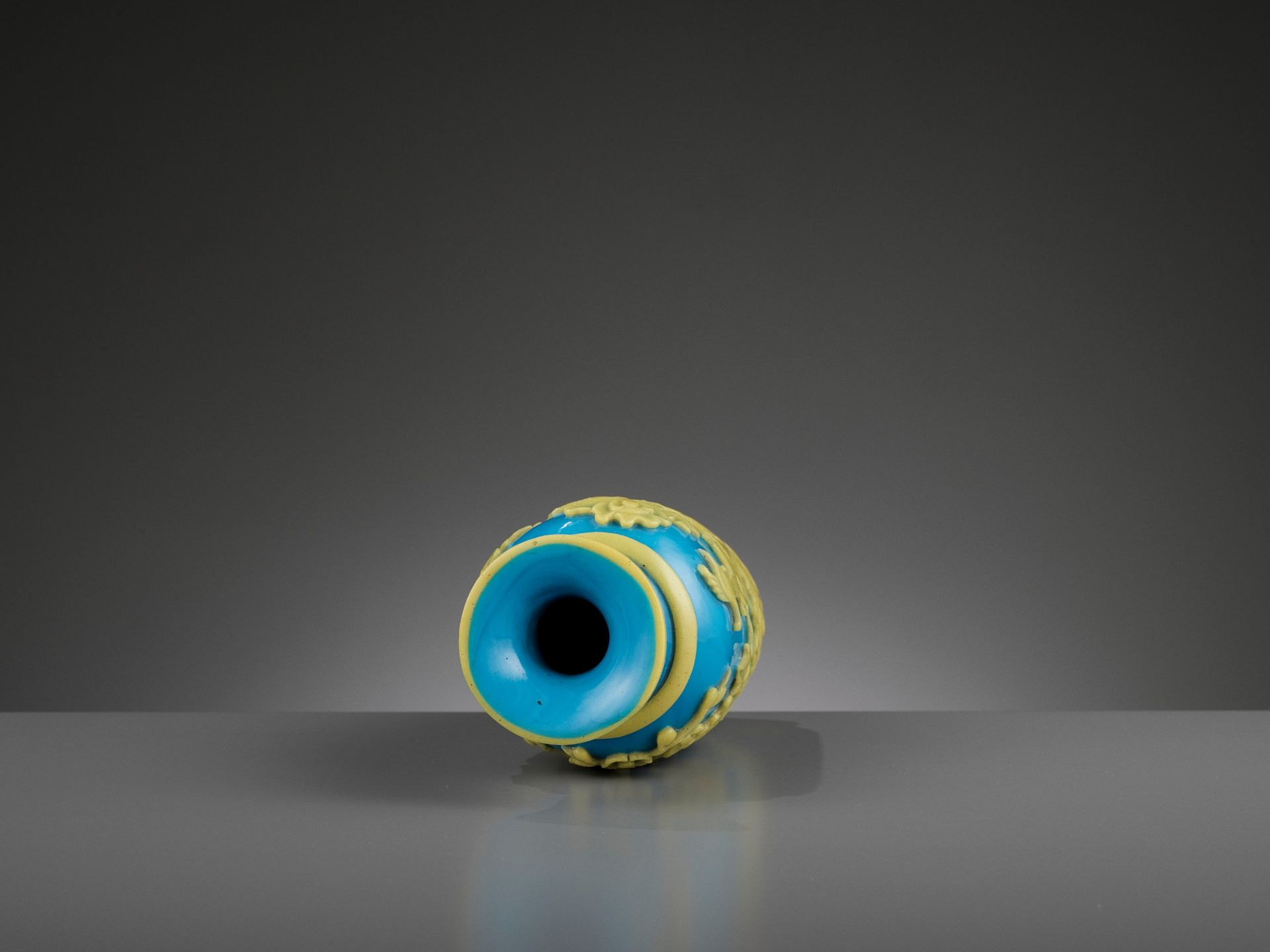 A YELLOW OVERLAY TURQUOISE GLASS VASE, TONGZHI MARK AND PERIOD - Image 9 of 9