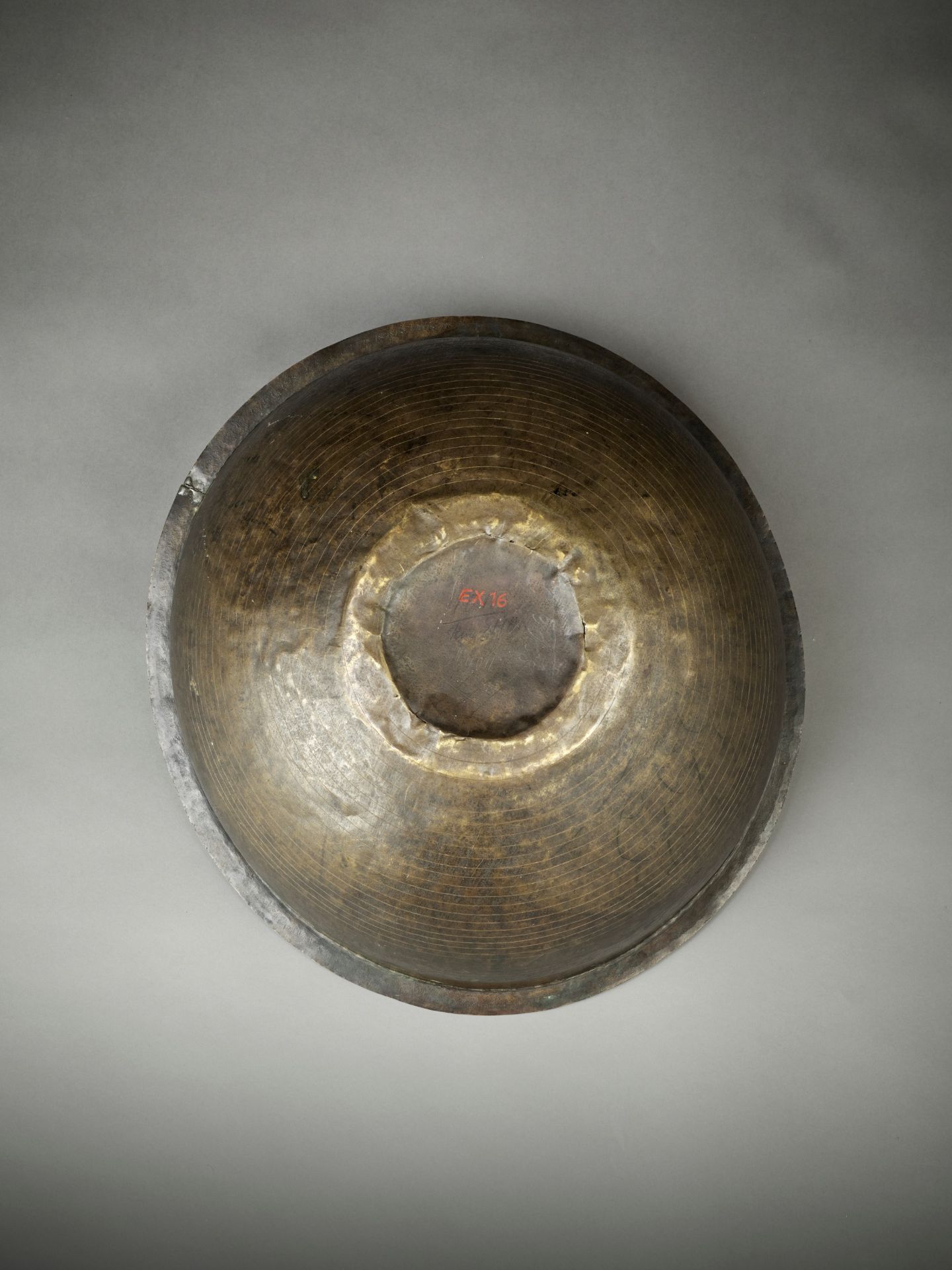 A LARGE INSCRIBED MAMLUK BRASS BASIN, 14TH - 16TH CENTURY - Bild 7 aus 11