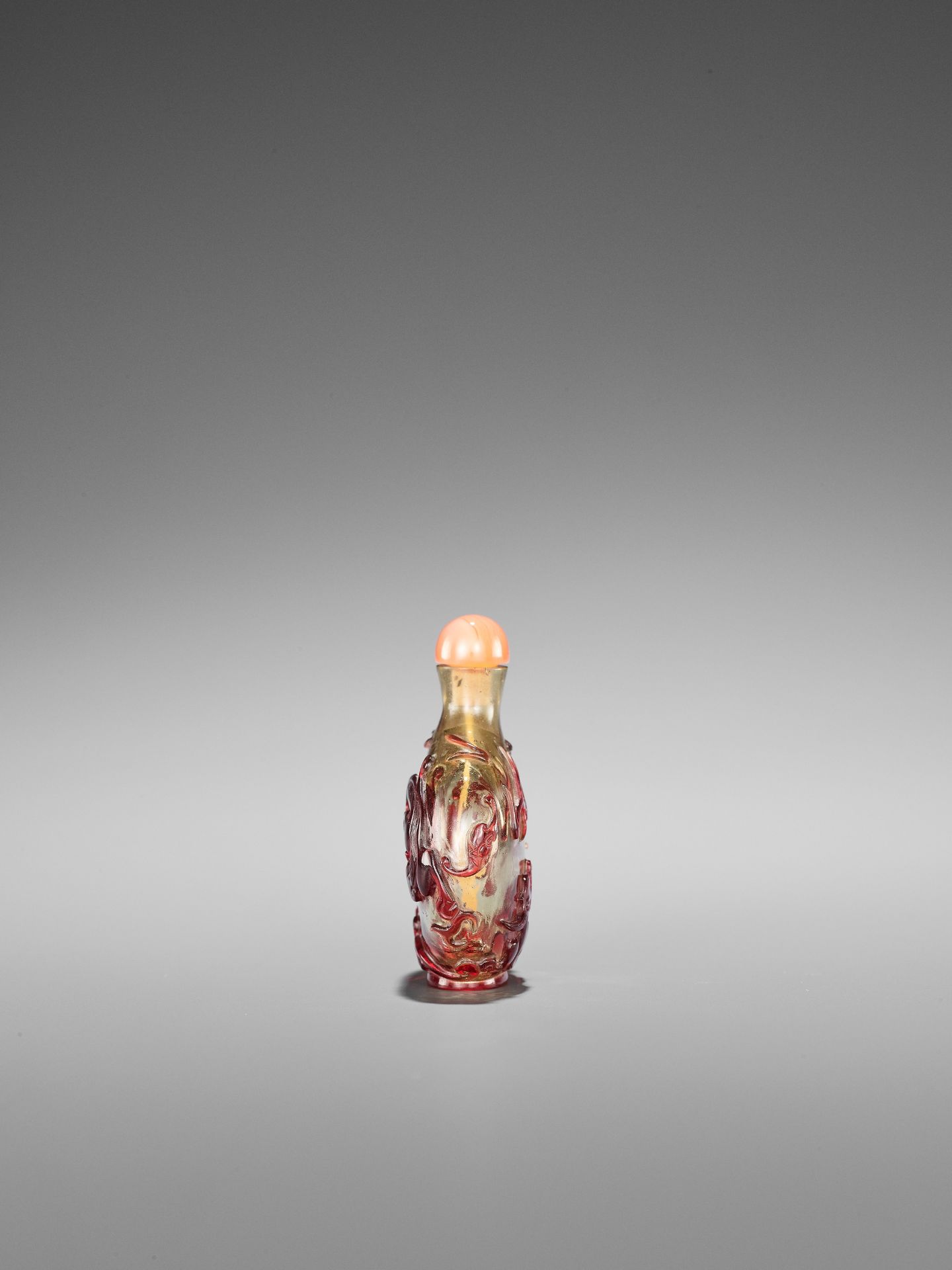AN IMPERIAL 'CHILONG AND LINGZHI' OVERLAY GLASS SNUFF BOTTLE, 18TH CENTURY - Bild 3 aus 7