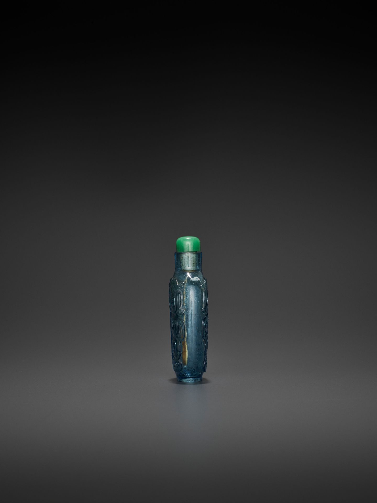AN AQUAMARINE GLASS 'KUILONG' SNUFF BOTTLE, QING DYNASTY - Image 4 of 9
