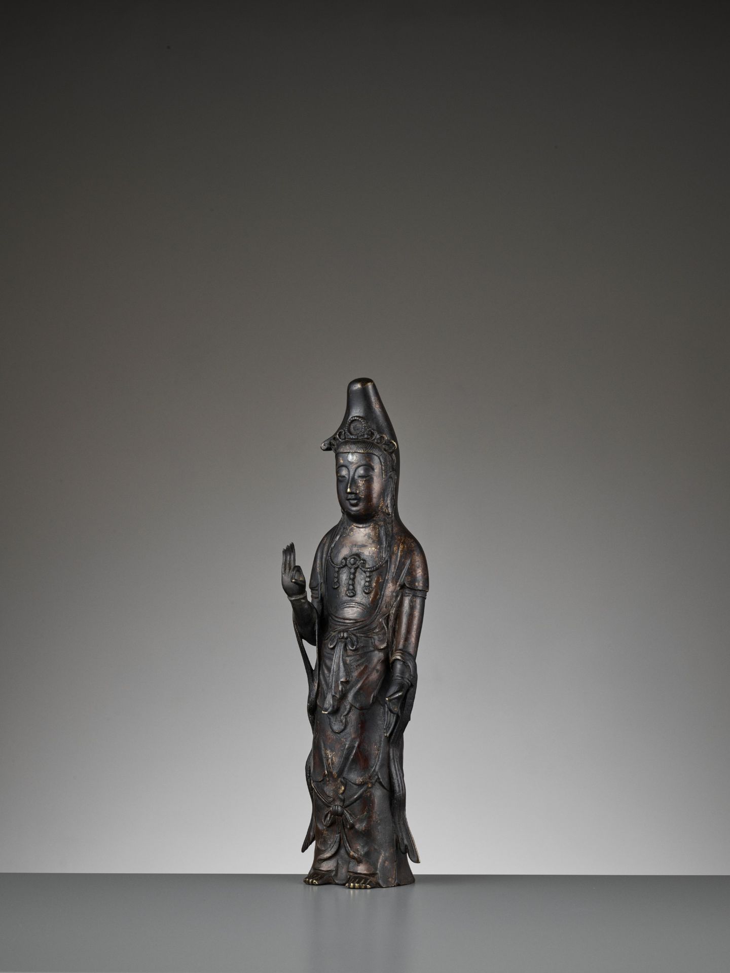 A JAPANESE BRONZE FIGURE OF KANNON, EDO PERIOD - Image 8 of 9