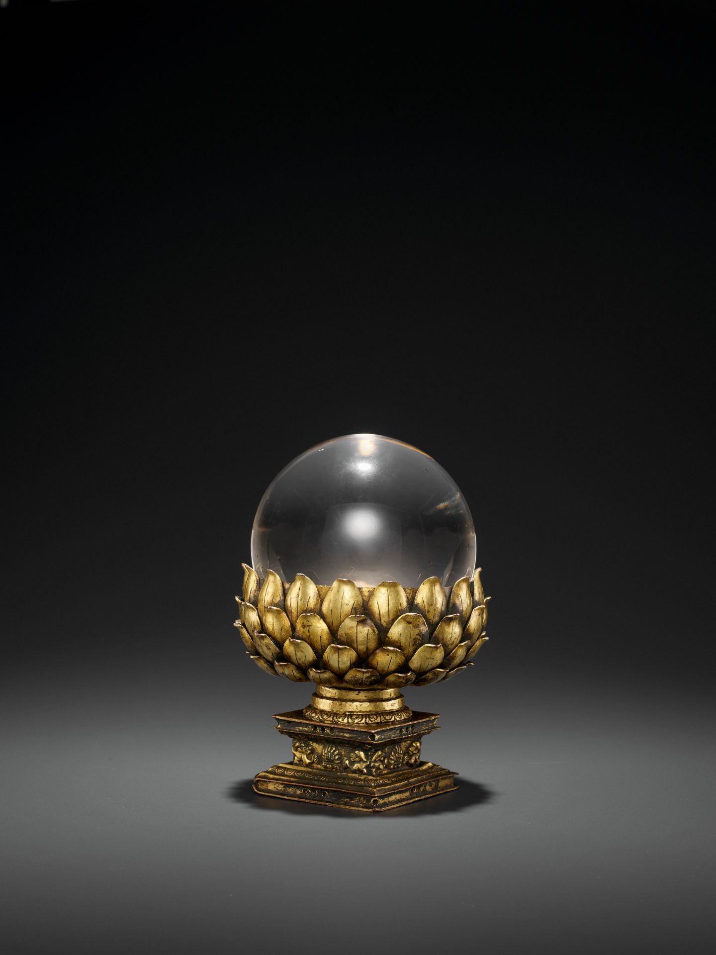 A ROCK CRYSTAL SPHERE WITH A GILT BRONZE LOTUS BASE, QING DYNASTY - Bild 4 aus 11