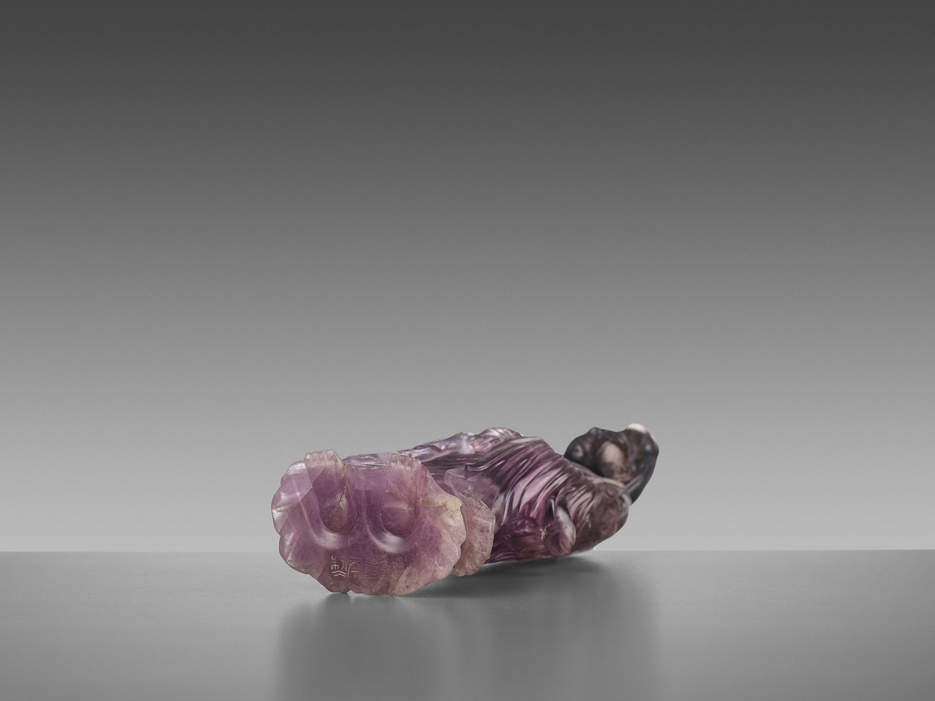 A CARVED AMETHYST FIGURE OF GUANYIN, QIANLONG MARK AND OF THE PERIOD - Bild 7 aus 7