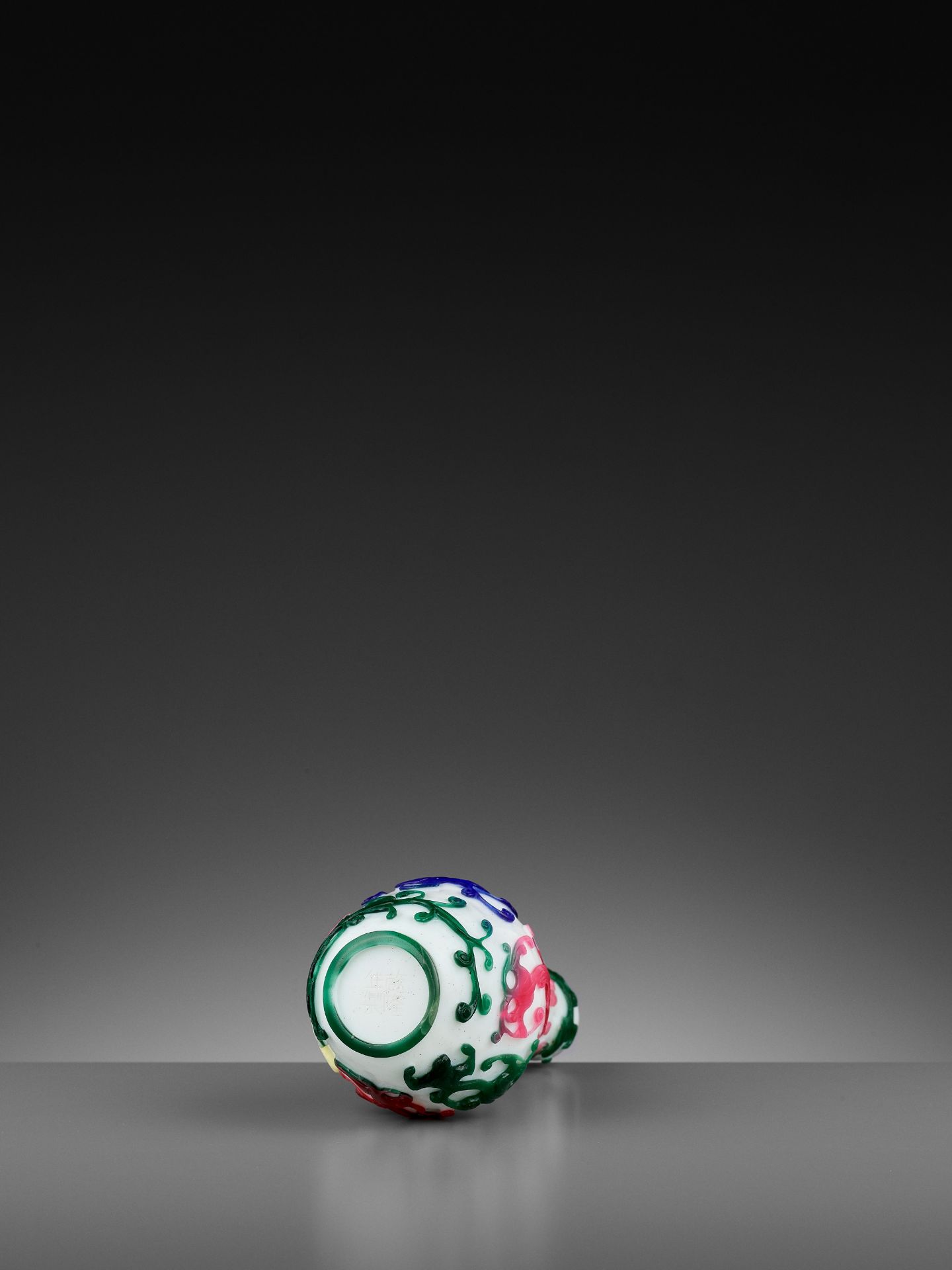 A FIVE-COLOR OVERLAY GLASS 'CHILONG' BOTTLE VASE, QIANLONG MARK AND PERIOD - Image 9 of 10