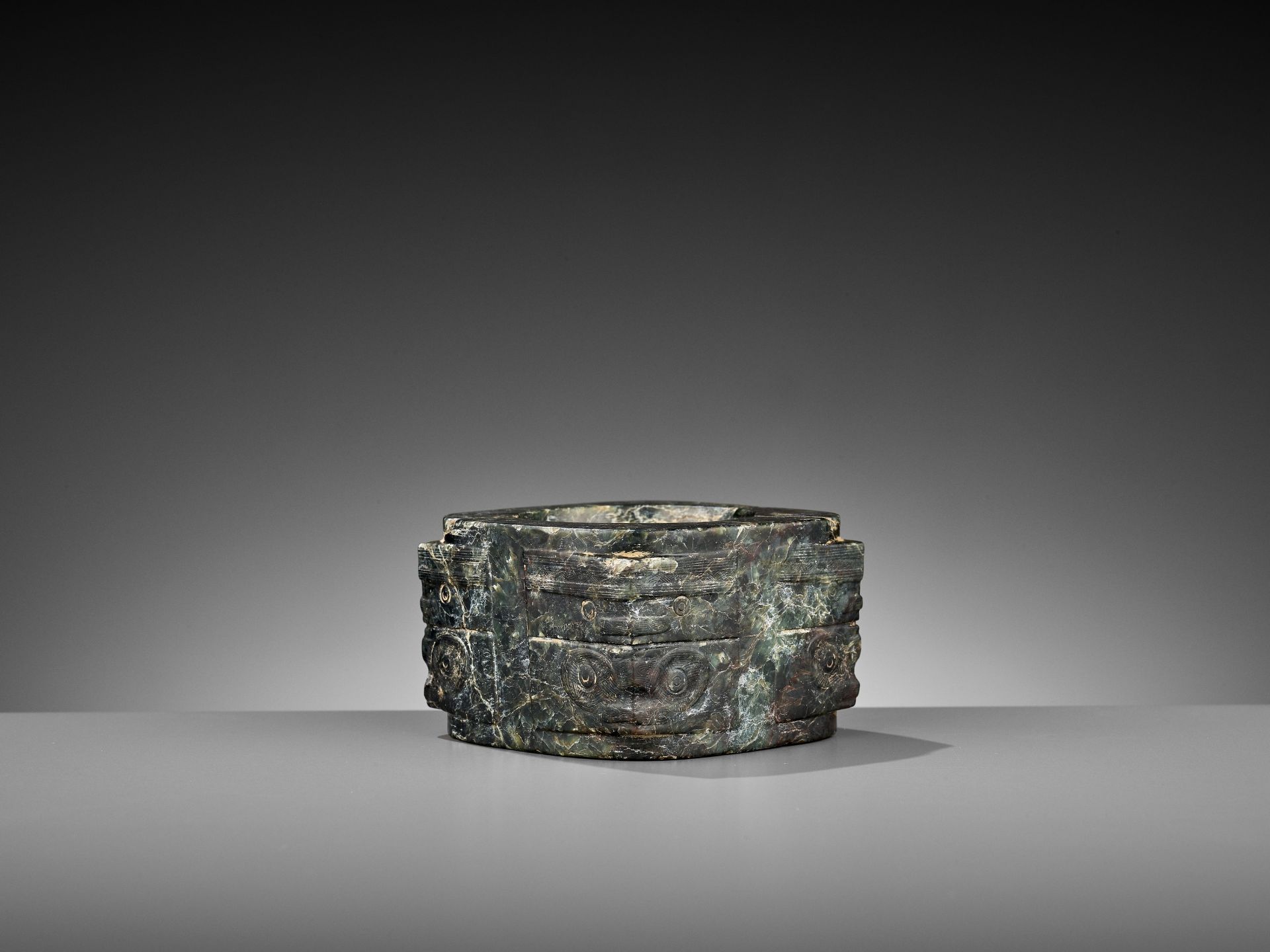 A MOTTLED GREEN JADE CONG, LIANGZHU CULTURE - Bild 6 aus 10