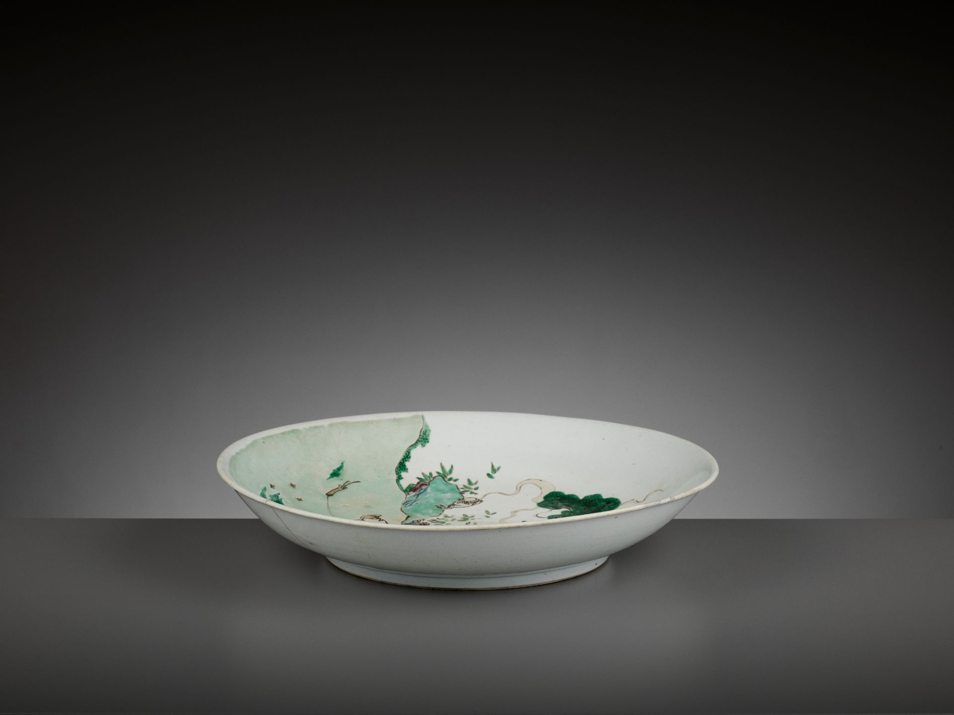 AN EXCEPTIONAL 'HEHE ERXIAN' PORCELAIN CHARGER, LINGZHI MARK, KANGXI - Image 5 of 8