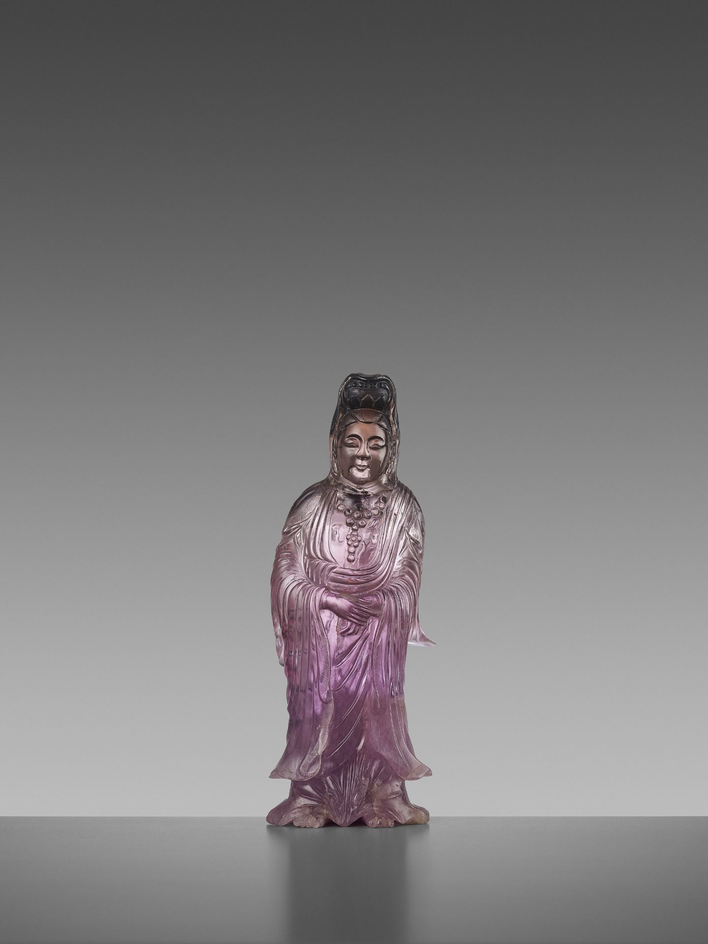 A CARVED AMETHYST FIGURE OF GUANYIN, QIANLONG MARK AND OF THE PERIOD - Bild 3 aus 7
