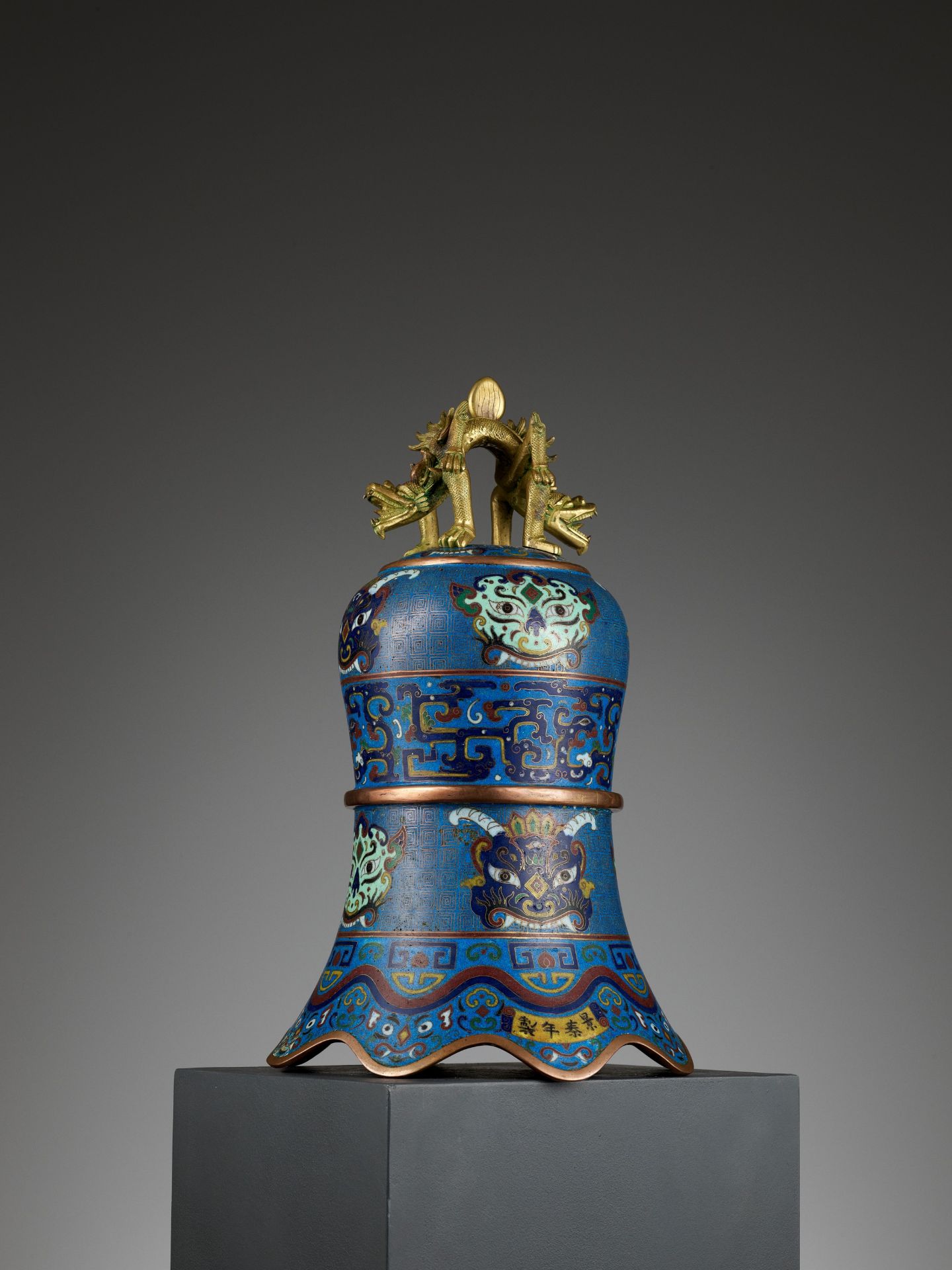 A MASSIVE CLOISONNE ENAMEL BELL, QING DYNASTY - Image 10 of 11