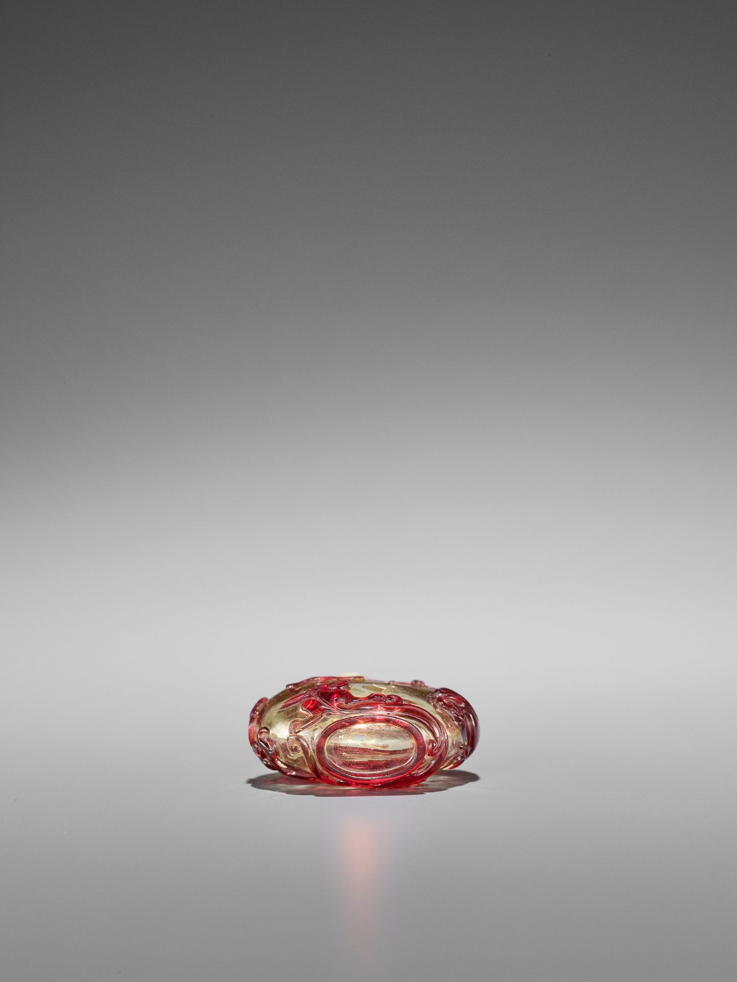 AN IMPERIAL 'CHILONG AND LINGZHI' OVERLAY GLASS SNUFF BOTTLE, 18TH CENTURY - Bild 6 aus 7