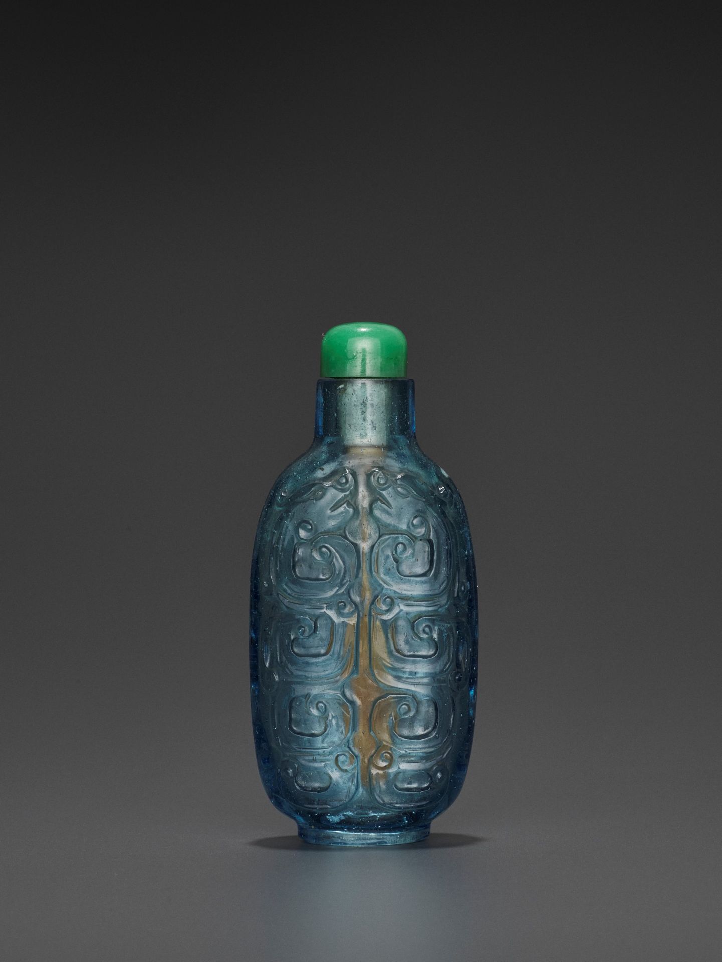 AN AQUAMARINE GLASS 'KUILONG' SNUFF BOTTLE, QING DYNASTY - Image 9 of 9