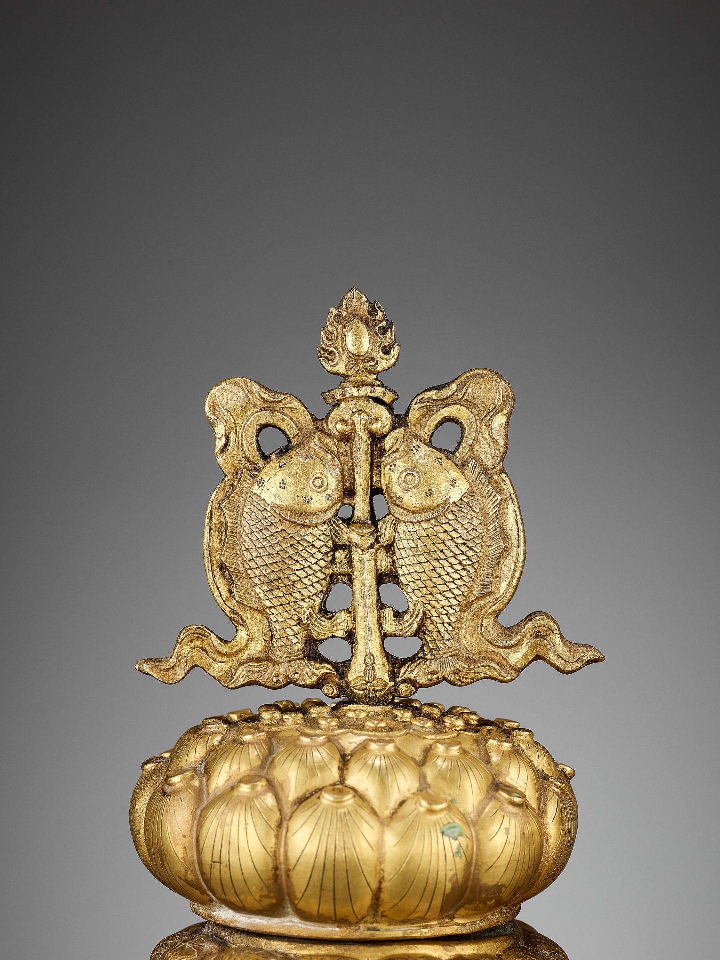 TWO BUDDHIST EMBLEMS, CLOISONNE ENAMEL AND GILT-BRONZE, QIANLONG PERIOD - Image 3 of 12