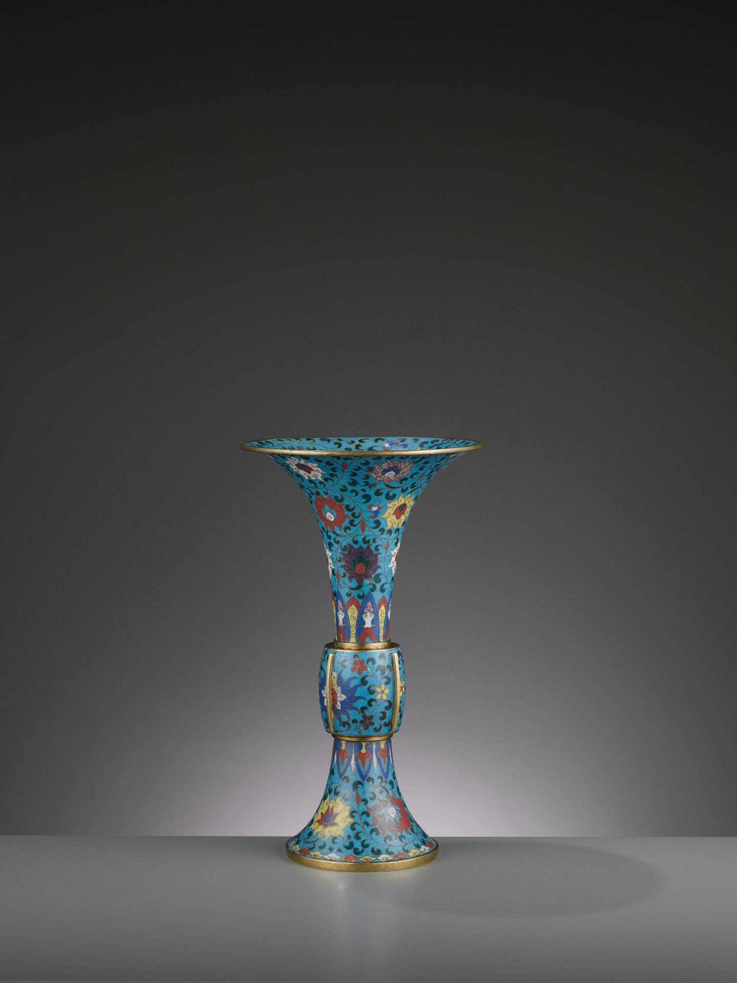 A LARGE CLOISONNE AND GILT-BRONZE GU, QING DYNASTY - Bild 3 aus 6