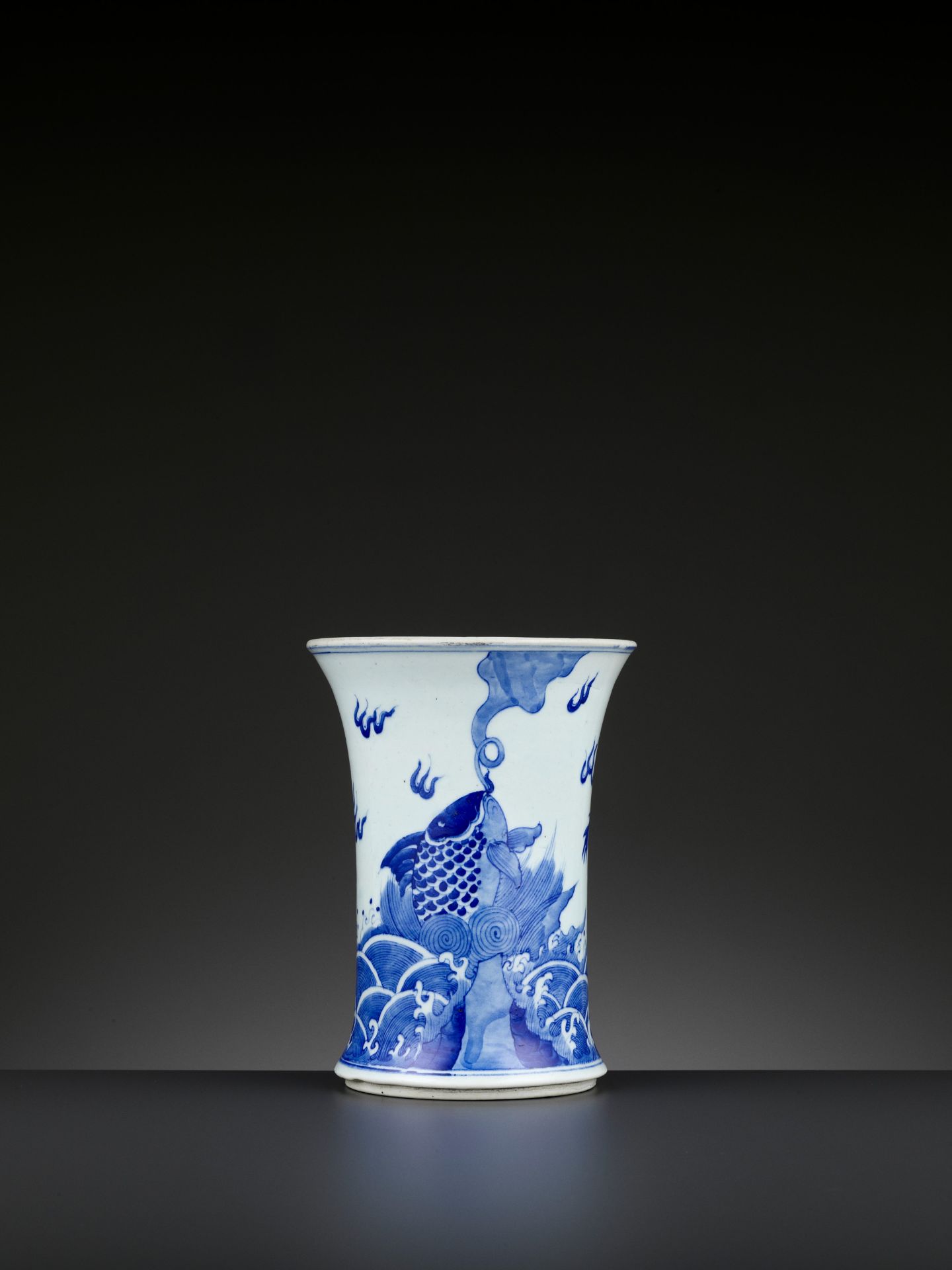 A BLUE AND WHITE 'DRAGON AND GIANT CARP' BRUSH POT, BITONG, QING DYNASTY - Image 2 of 9